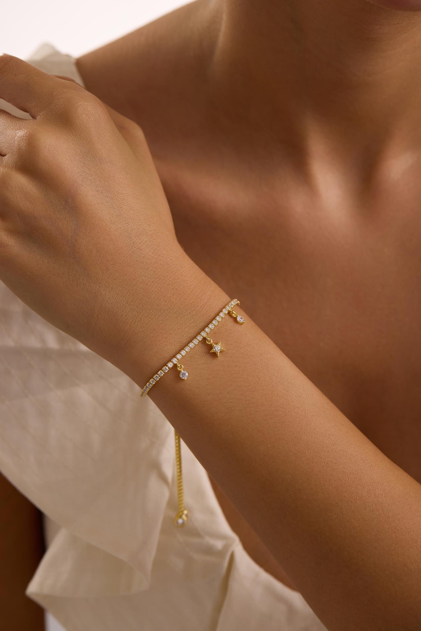 925 Ayar Gümüş Gold Kaplama Ayarlanabilir Asansörlü 2 mm Zirkon Taşlı Su Yolu Sallantı Yıldız Model Bileklik