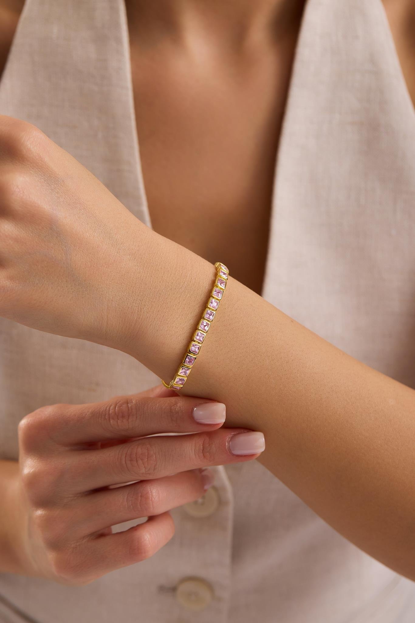 925 Ayar Gümüş Gold Kaplama Ayarlanabilir Asansörlü  Sıralı Kare Pembe Taşlı Bileklik