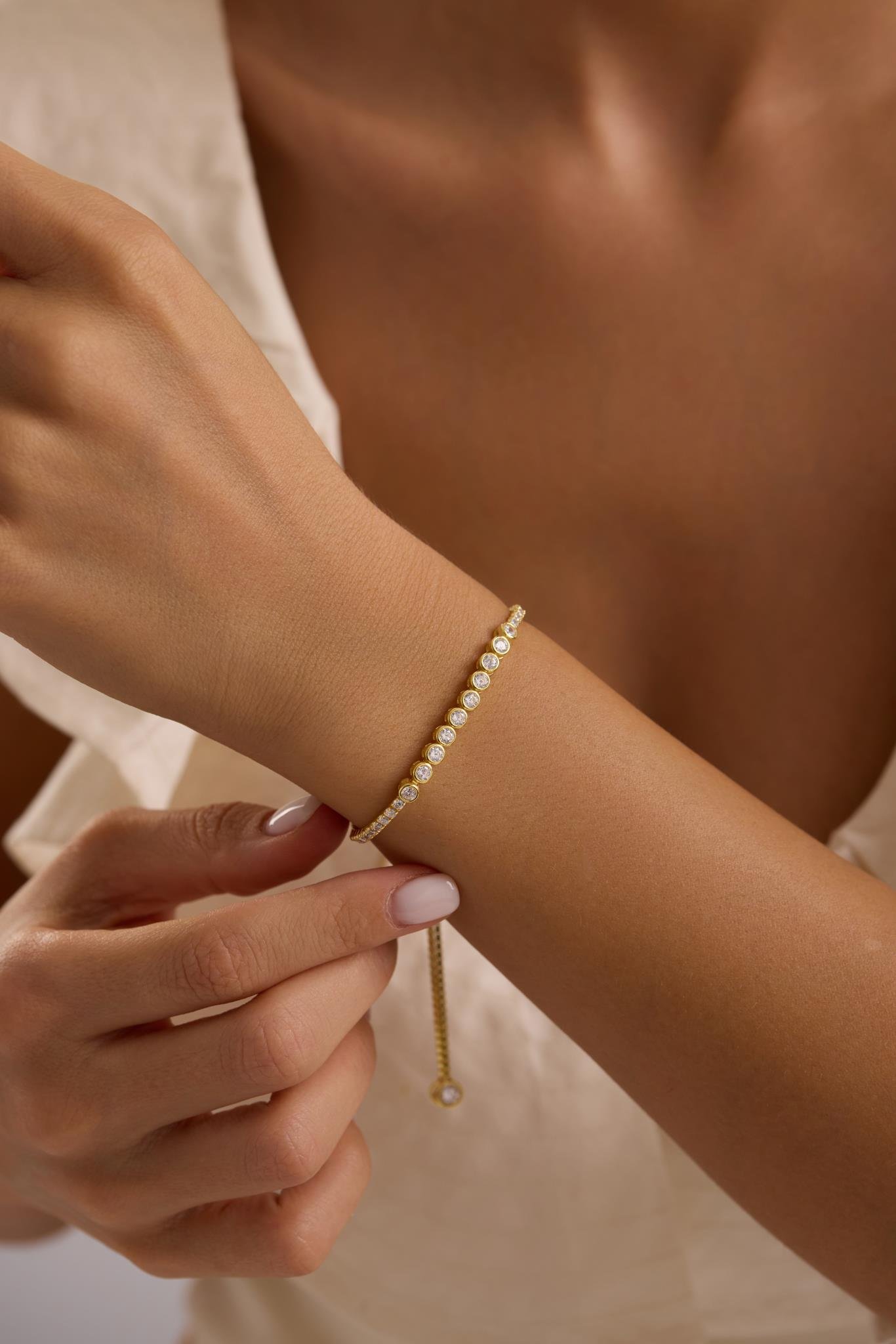 925 Ayar Gümüş Gold Kaplama Ayarlanabilir Asansörlü Su Yolu Sıralı 4 mm Taşlı Model Bileklik