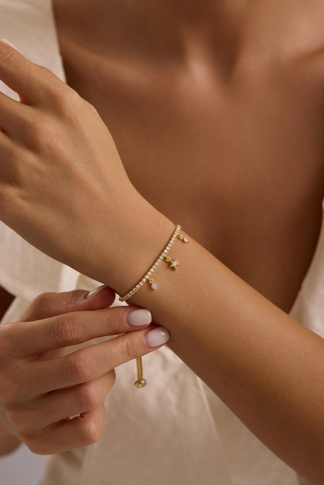 925 Ayar Gümüş Gold Kaplama Ayarlanabilir Asansörlü 2 mm Zirkon Taşlı Su Yolu Sallantı Yıldız Model Bileklik