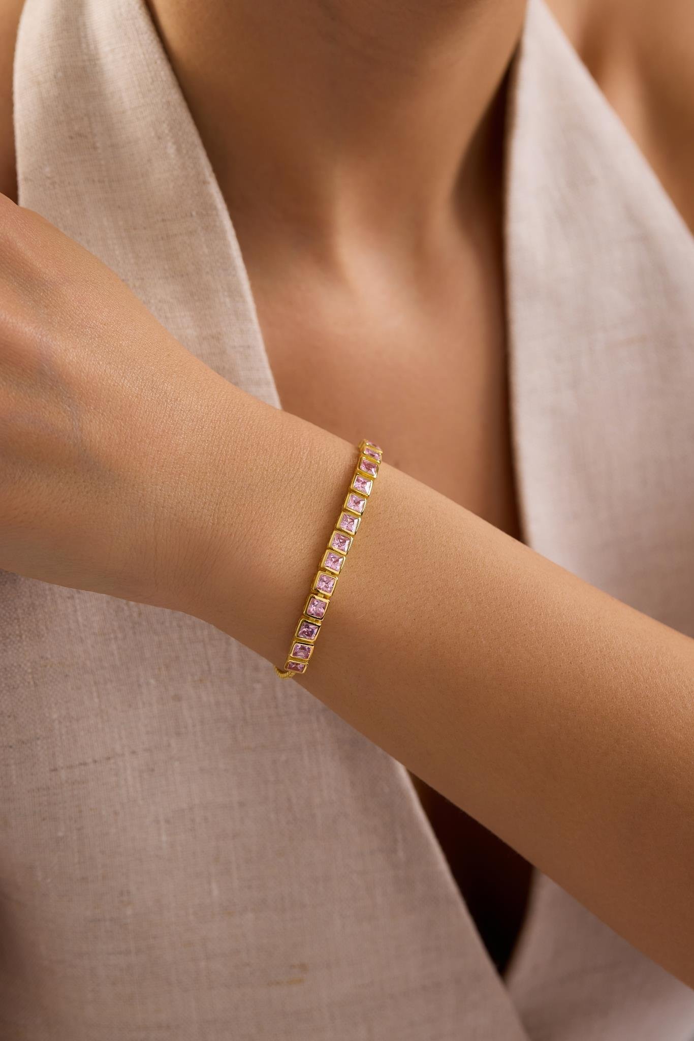 925 Ayar Gümüş Gold Kaplama Ayarlanabilir Asansörlü  Sıralı Kare Pembe Taşlı Bileklik