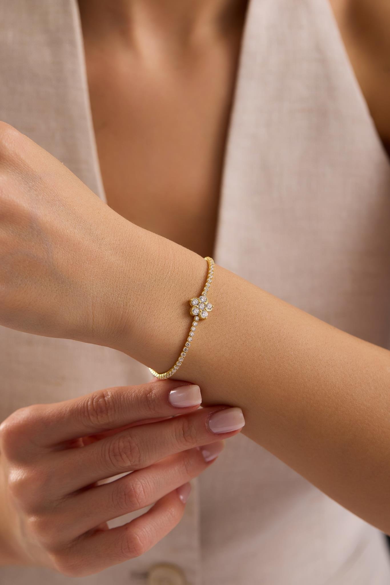 925 Ayar Gümüş Gold Kaplama Ayarlanabilir Asansörlü Çiçek Model Suyolu Bileklik