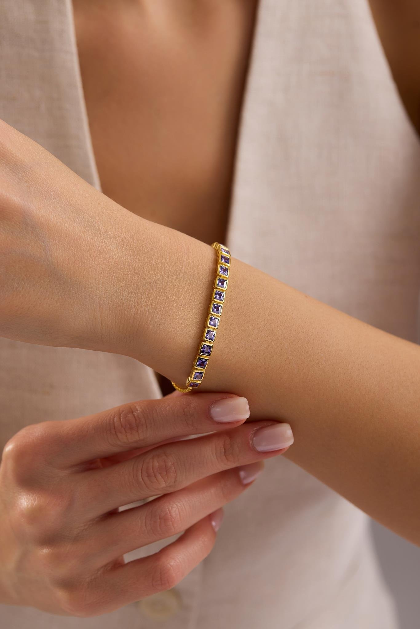 925 Ayar Gümüş Gold Kaplama Ayarlanabilir Asansörlü  Sıralı Kare Mor Taşlı Bileklik