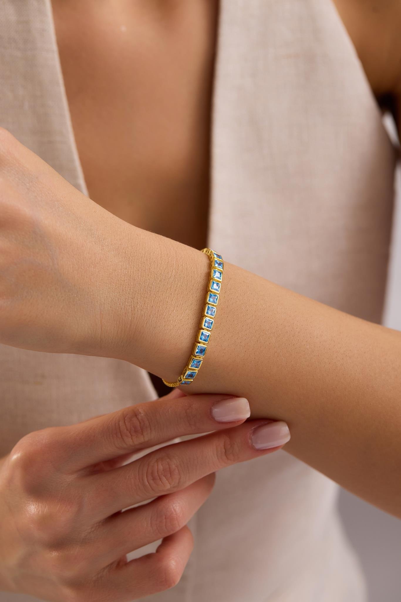 925 Ayar Gümüş Gold Kaplama Ayarlanabilir Asansörlü  Sıralı Kare Aquamarin Taşlı Bileklik