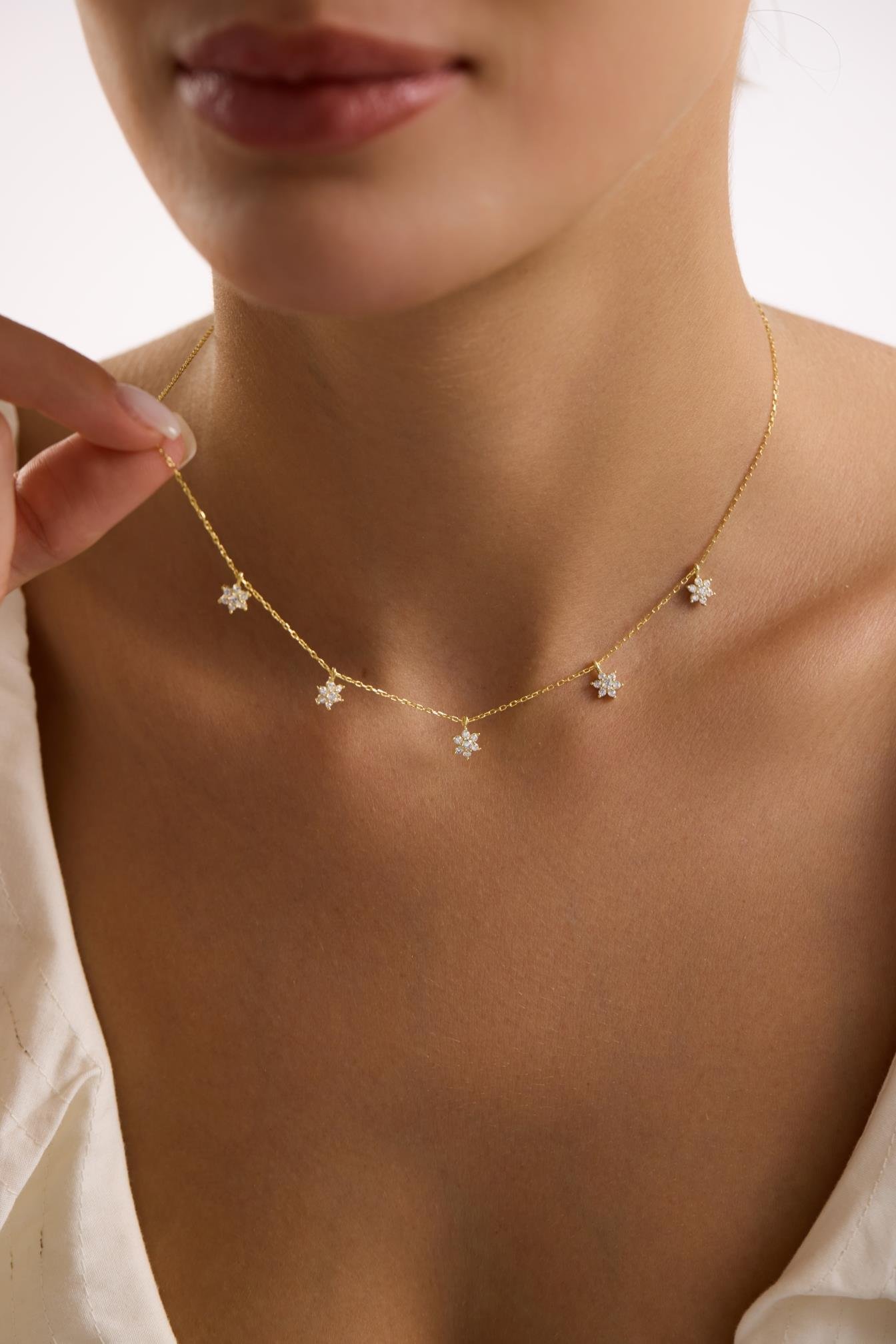 925 Ayar Gümüş Gold Kaplama Beyaz Taşlı Minimal Çiçek Şans Kolye