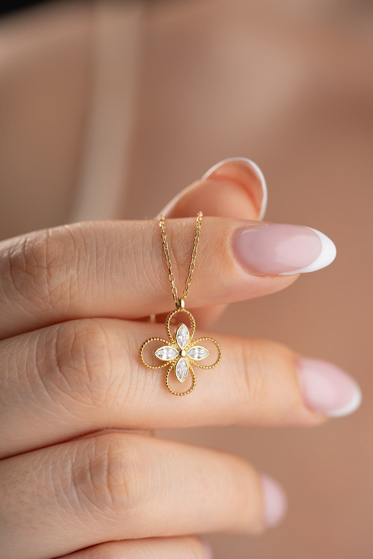 925 Ayar Gümüş Gold Kaplama Beyaz Taşlı 4 Yapraklı Yonca Kolye