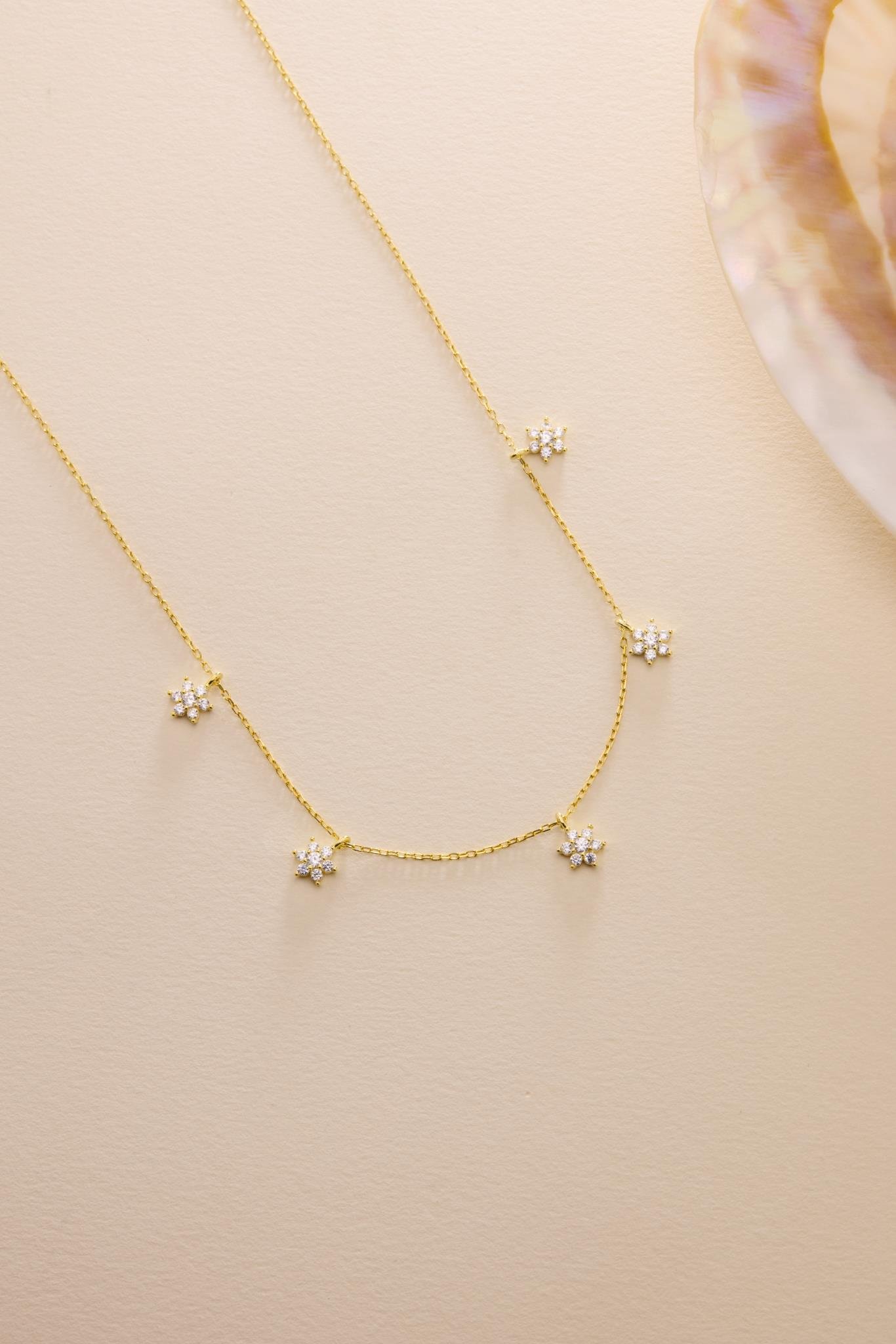 925 Ayar Gümüş Gold Kaplama Beyaz Taşlı Minimal Çiçek Şans Kolye