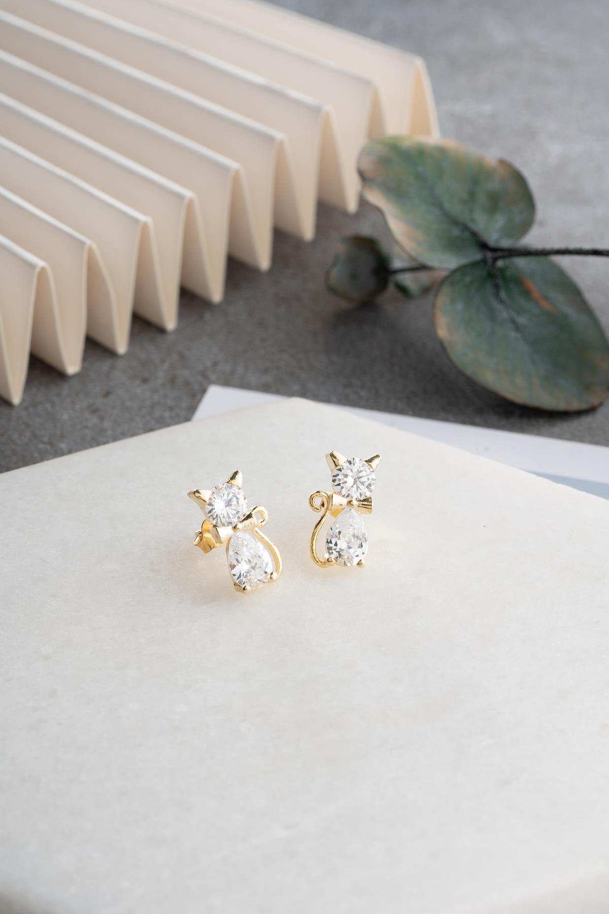 925 Ayar Gümüş Gold Kaplama Beyaz Zirkon Taşlı Kedi Küpe