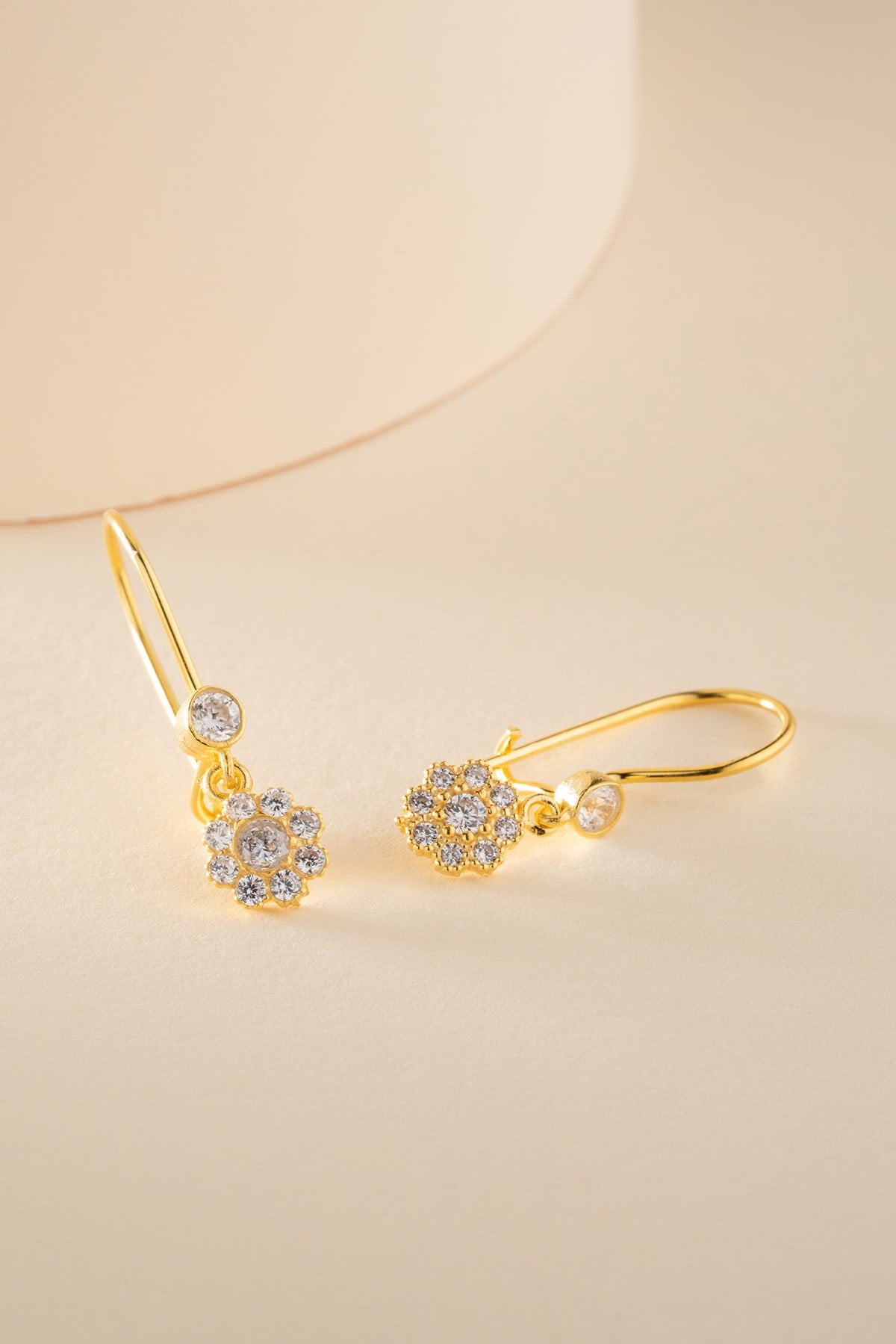 925 Ayar Gümüş Gold Kaplama Çiçek Sallantılı Mengeçli Küpe