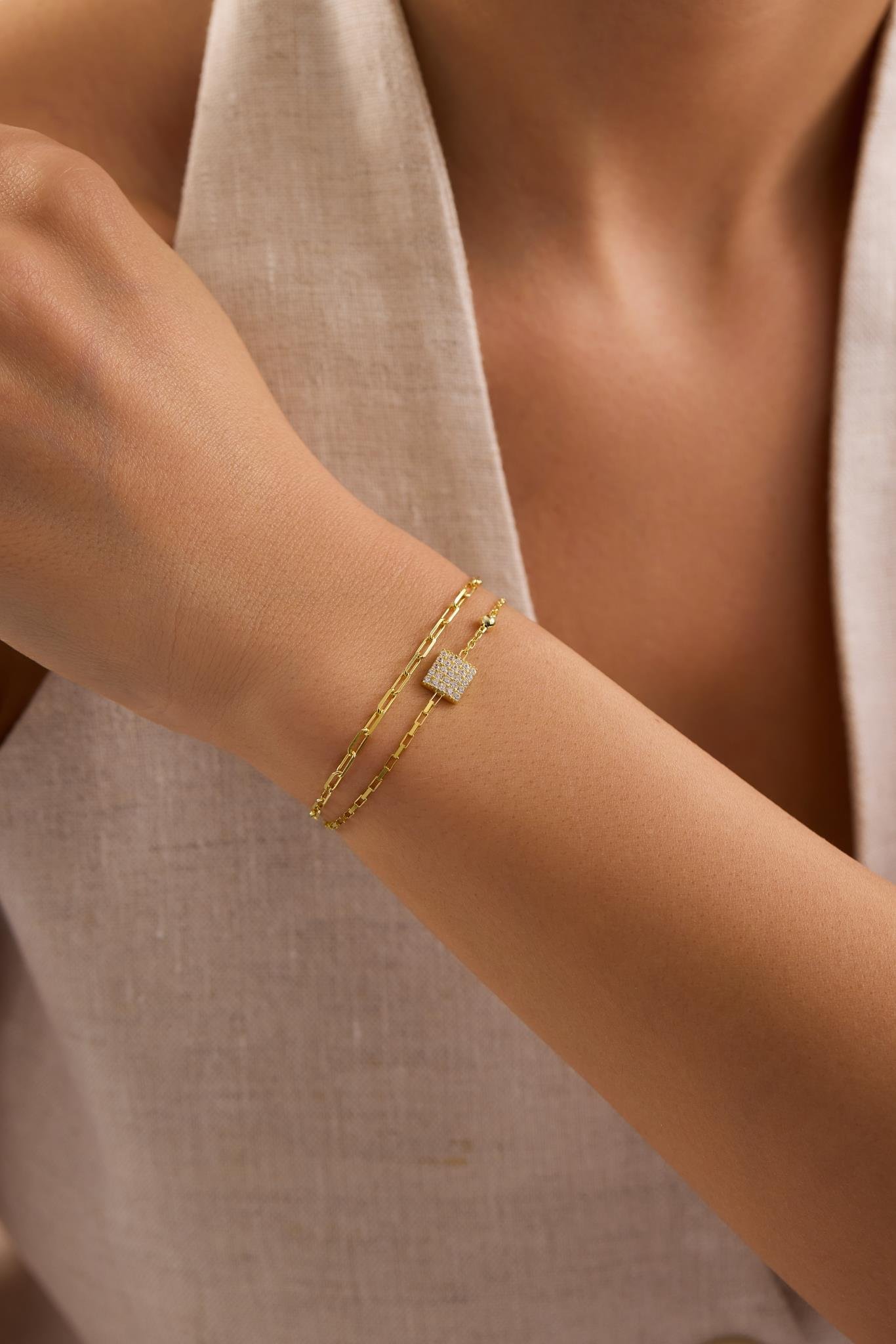 925 Ayar Gümüş Gold Kaplama Çift Zincirli Zirkon Taşlı Kare Model Bileklik