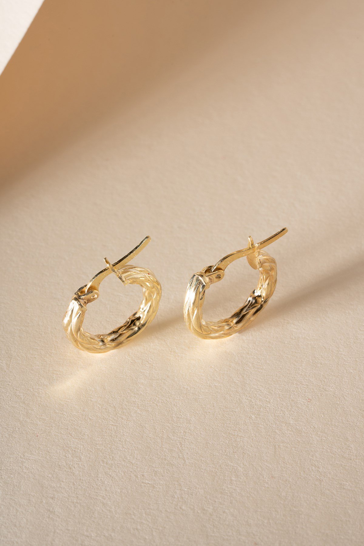925 Ayar Gümüş Gold Kaplama Çizgili 18 mm Şarnel Halka Küpe