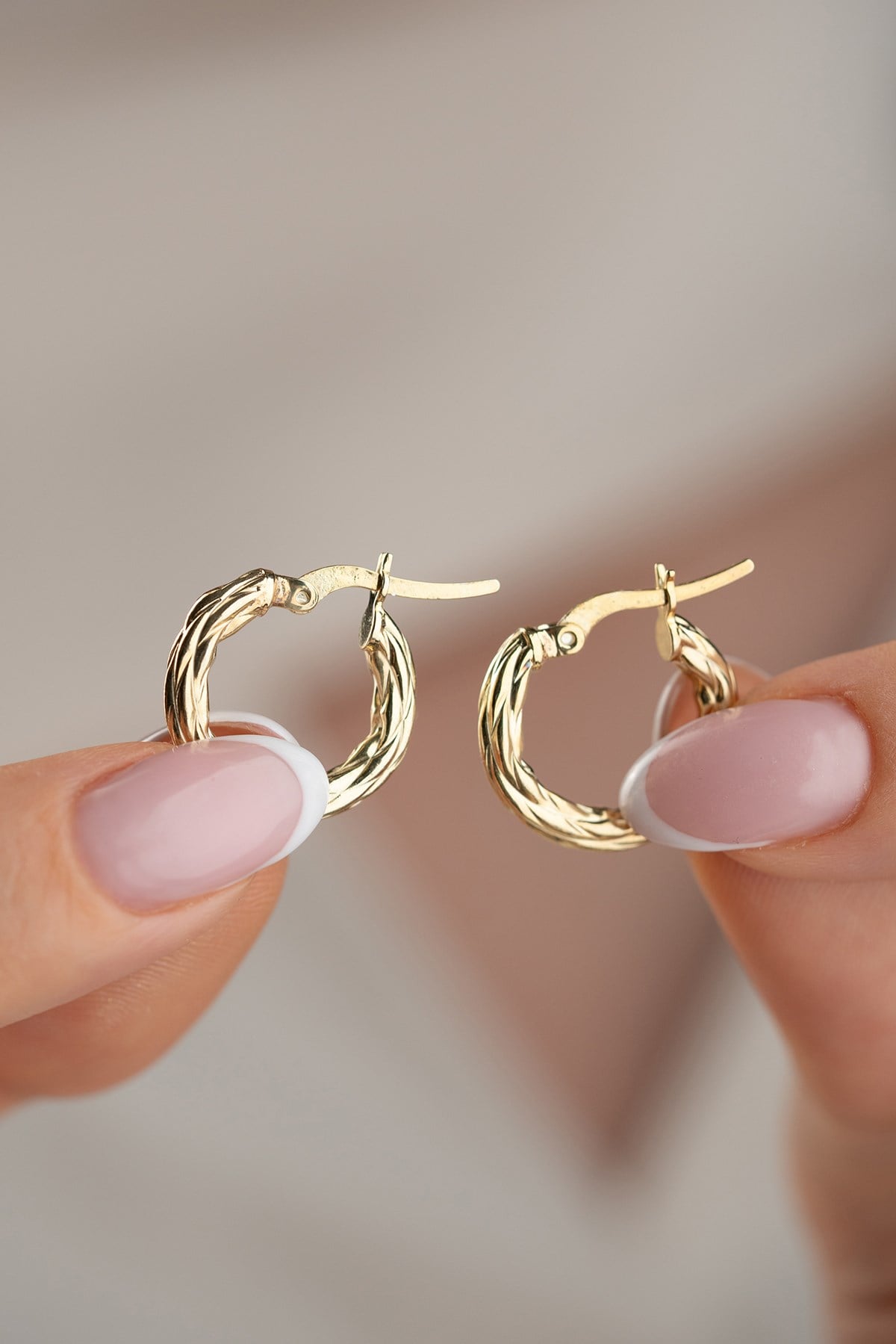 925 Ayar Gümüş Gold Kaplama Çizgili 18 mm Şarnel Halka Küpe