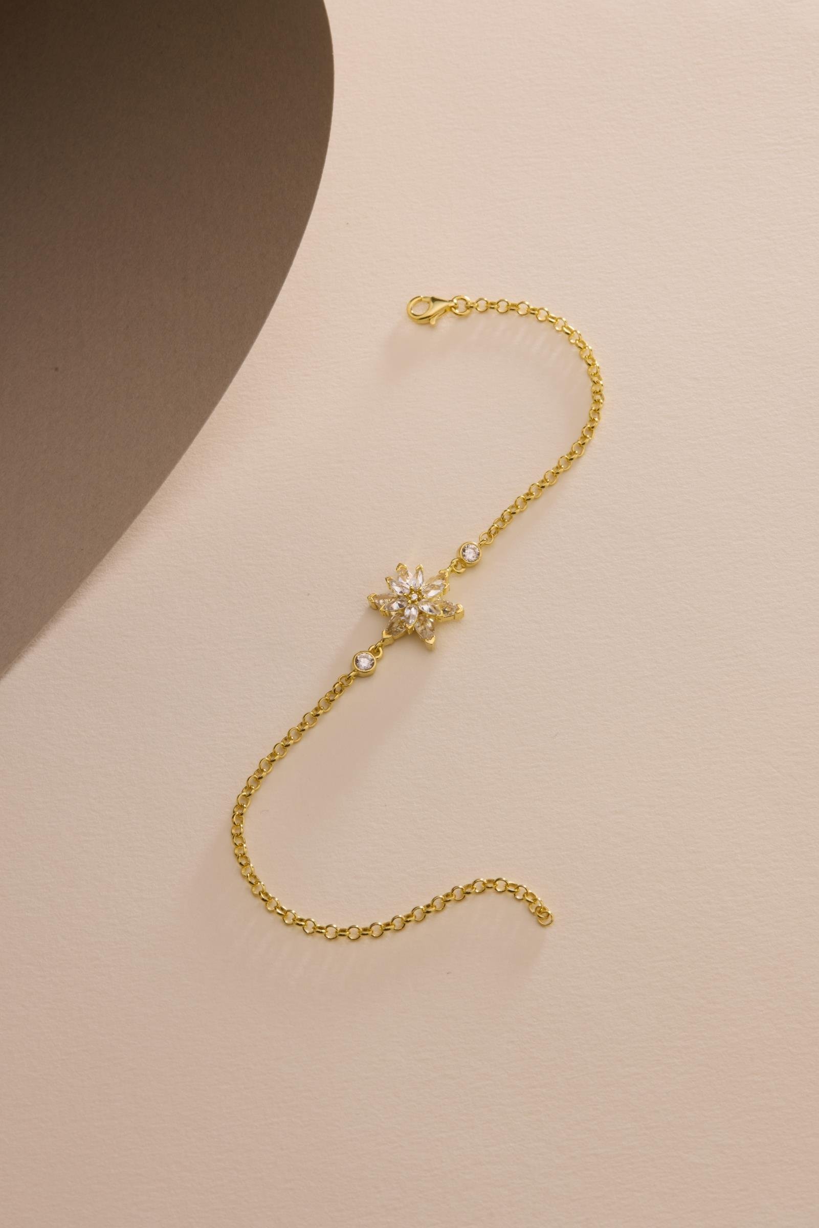 925 Ayar Gümüş Gold Kaplama Doç Zincirli Beyaz Taşlı Lotus Çiçeği Bileklik