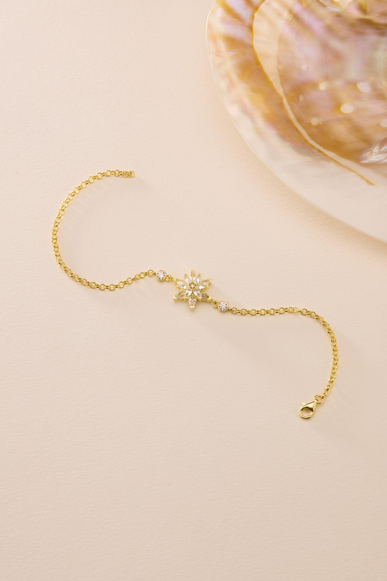 925 Ayar Gümüş Gold Kaplama Doç Zincirli Beyaz Taşlı Lotus Çiçeği Bileklik