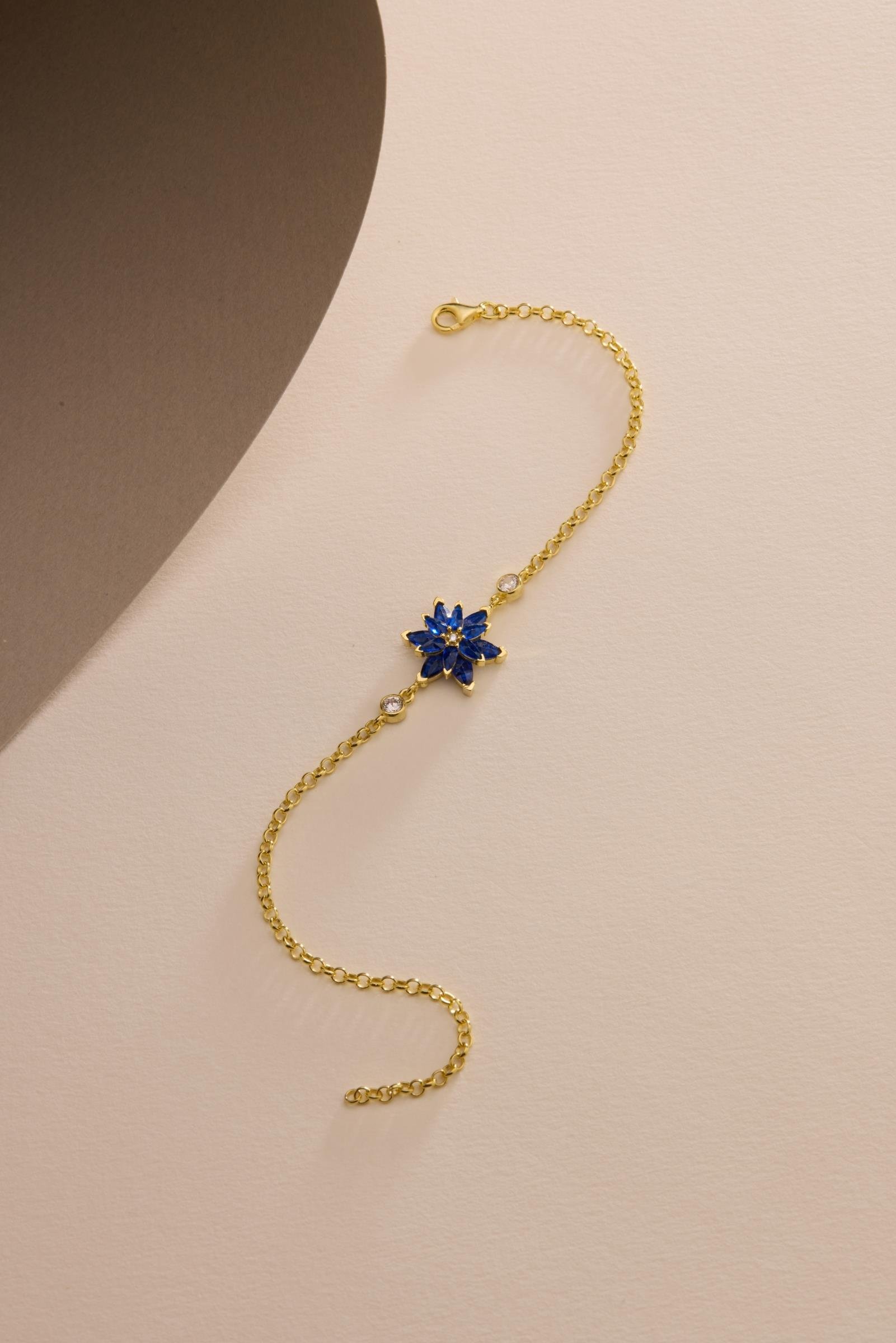 925 Ayar Gümüş Gold Kaplama Doç Zincirli Mavi Taşlı Lotus Çiçeği Bileklik