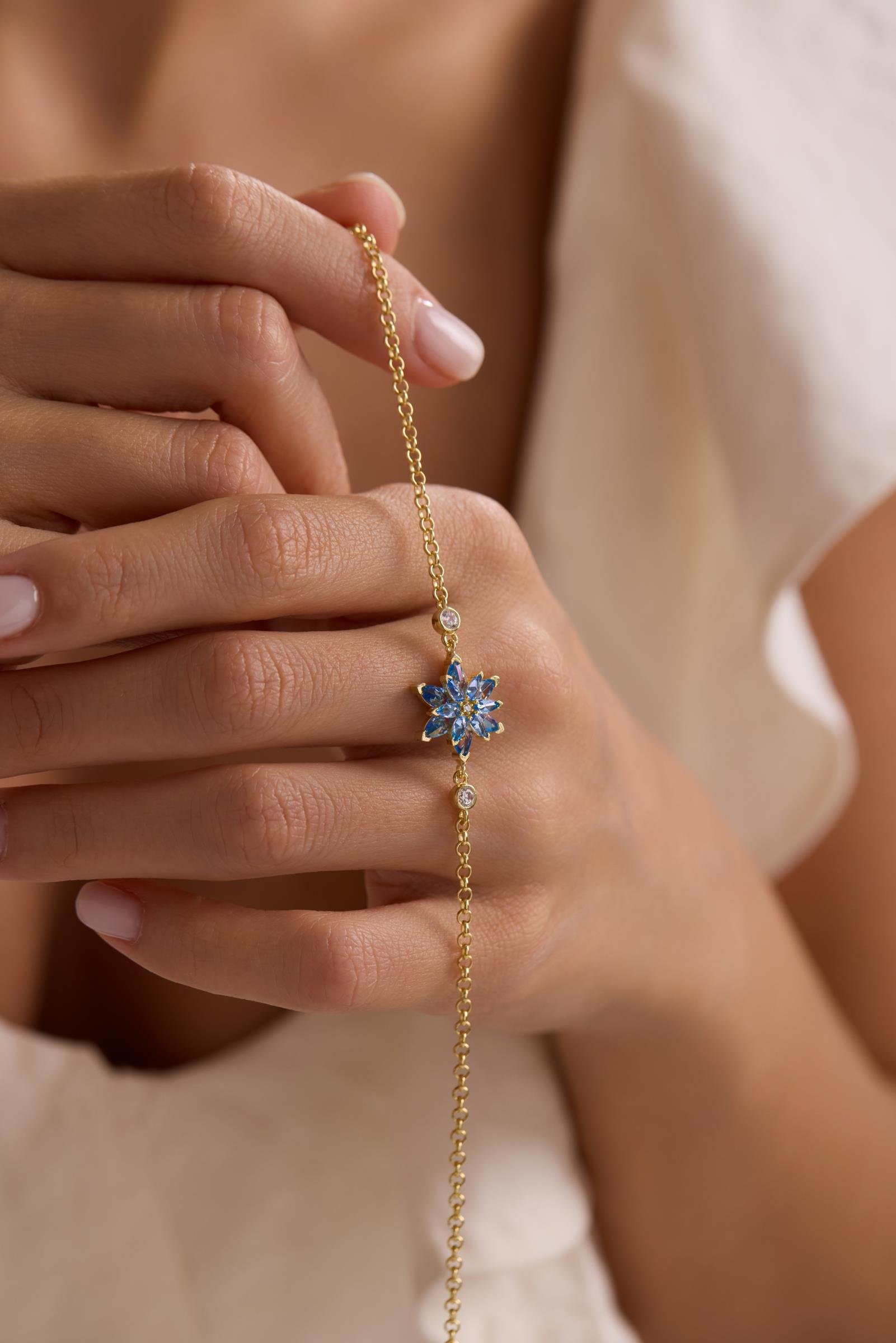 925 Ayar Gümüş Gold Kaplama Doç Zincirli Aquamarin Taşlı Lotus Çiçeği Bileklik