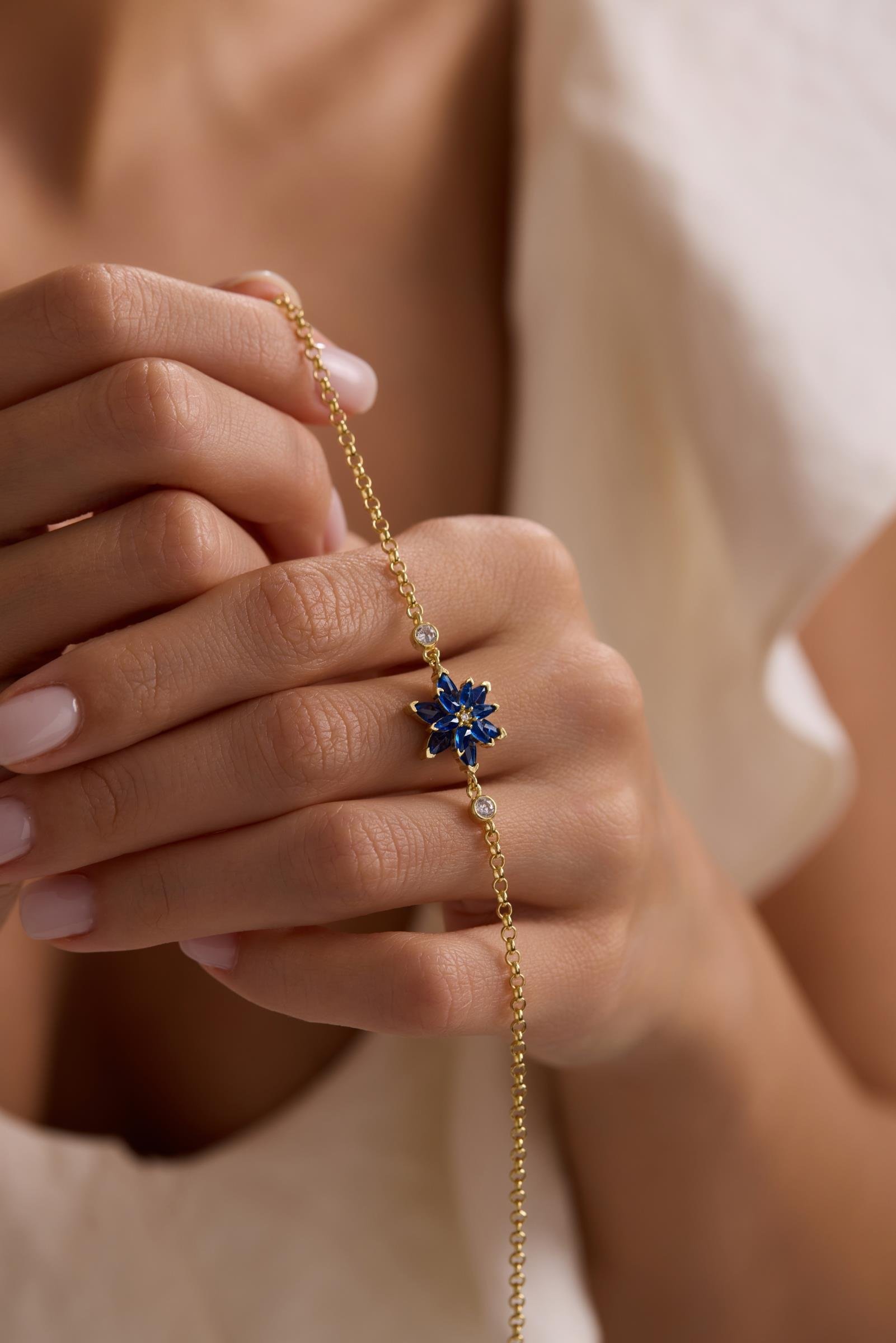 925 Ayar Gümüş Gold Kaplama Doç Zincirli Mavi Taşlı Lotus Çiçeği Bileklik