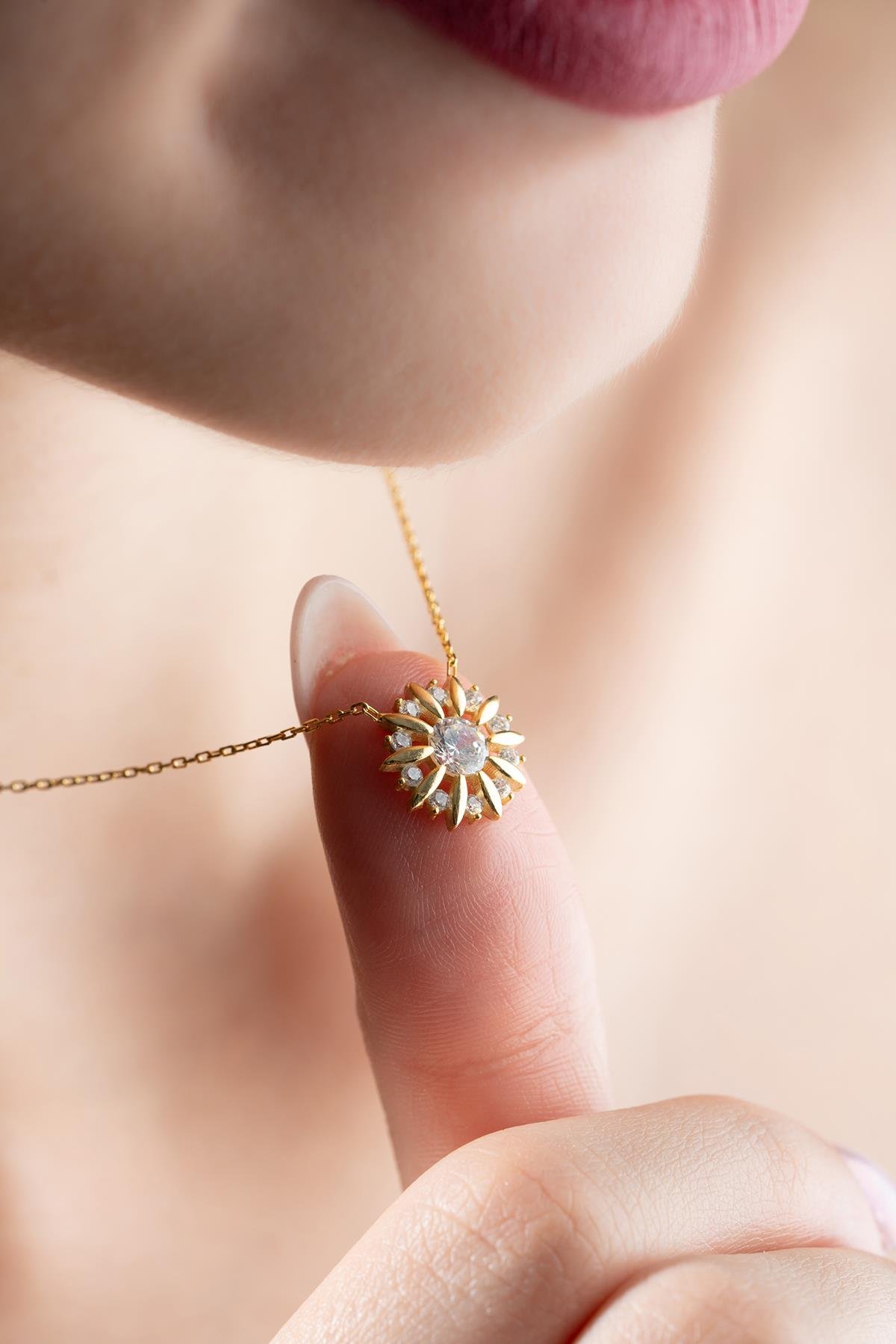 925 Ayar Gümüş Gold Kaplama Işıltılı Tektaş Güneş Kolye