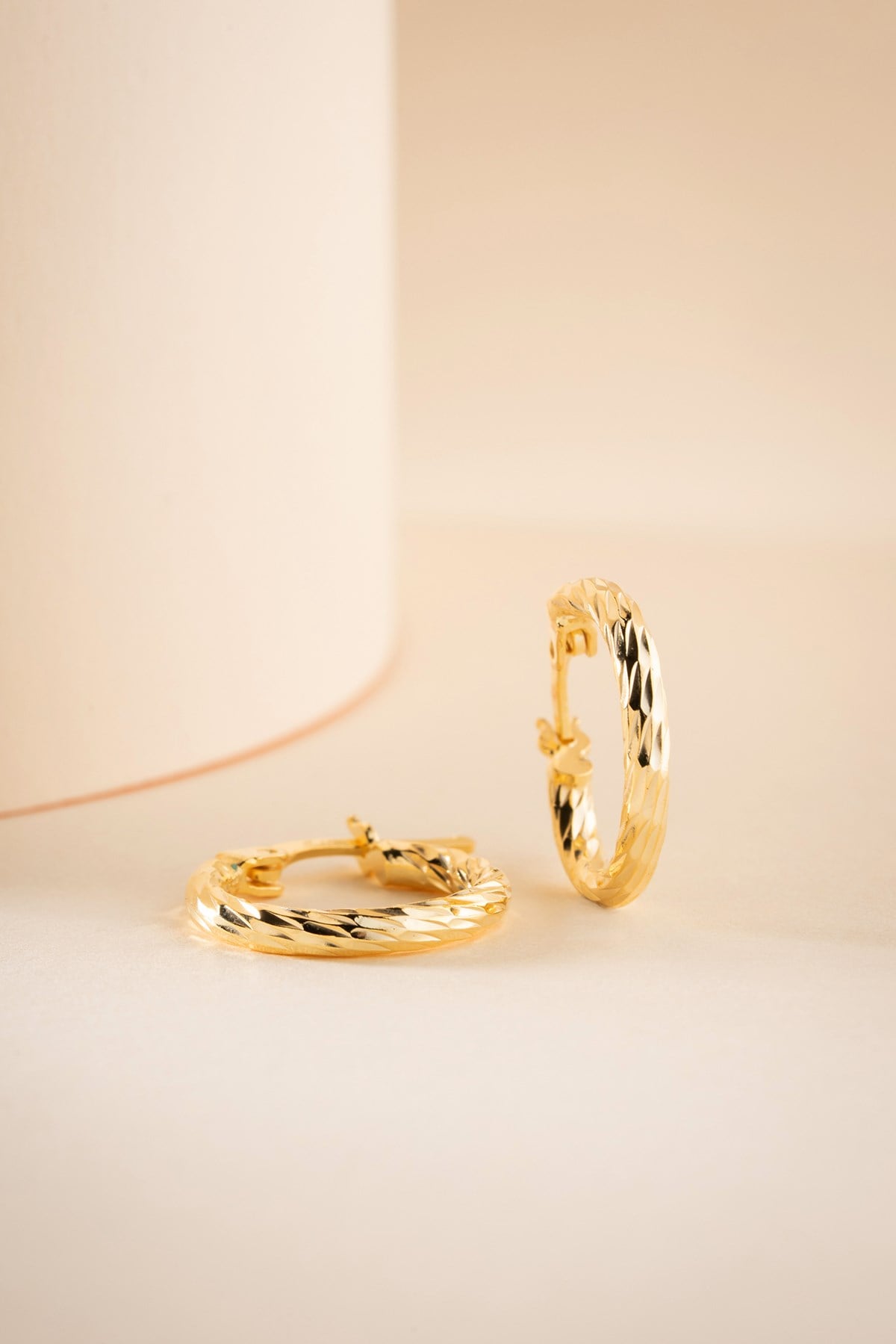 925 Ayar Gümüş Gold Kaplama Kalemli 15 mm Şarnel Halka Küpe