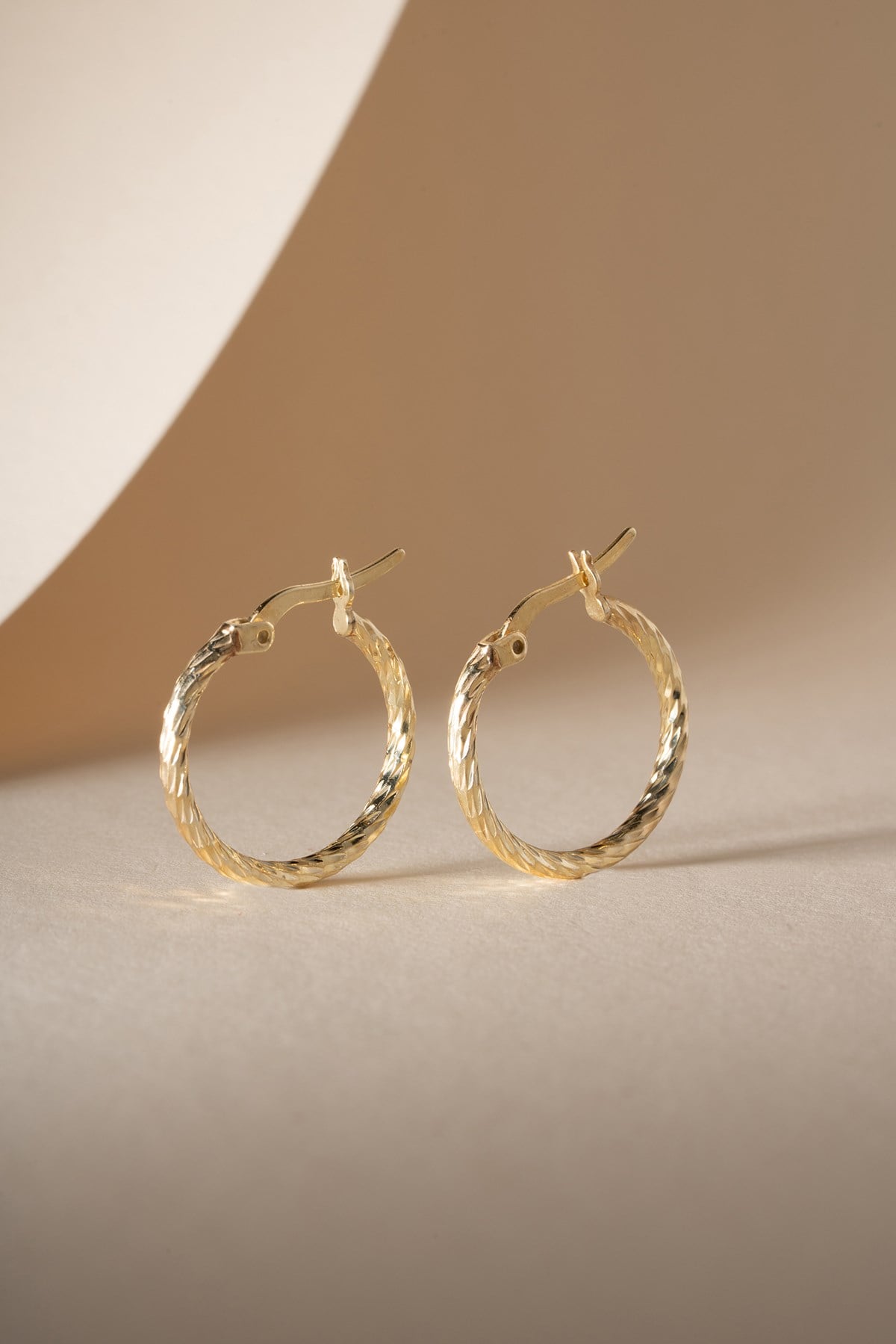 925 Ayar Gümüş Gold Kaplama Kalemli  20 mm Şarnel Halka Küpe