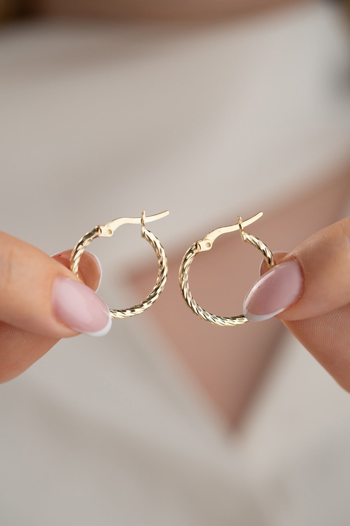 925 Ayar Gümüş Gold Kaplama Kalemli  20 mm Şarnel Halka Küpe