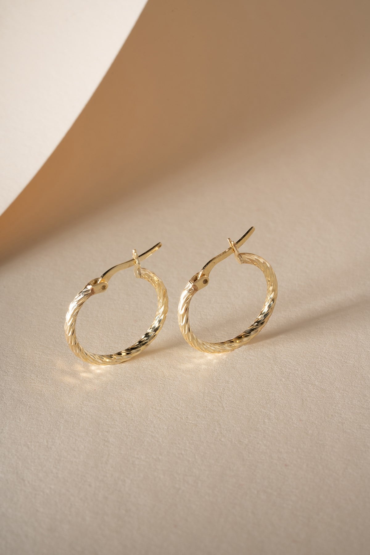 925 Ayar Gümüş Gold Kaplama Kalemli  20 mm Şarnel Halka Küpe