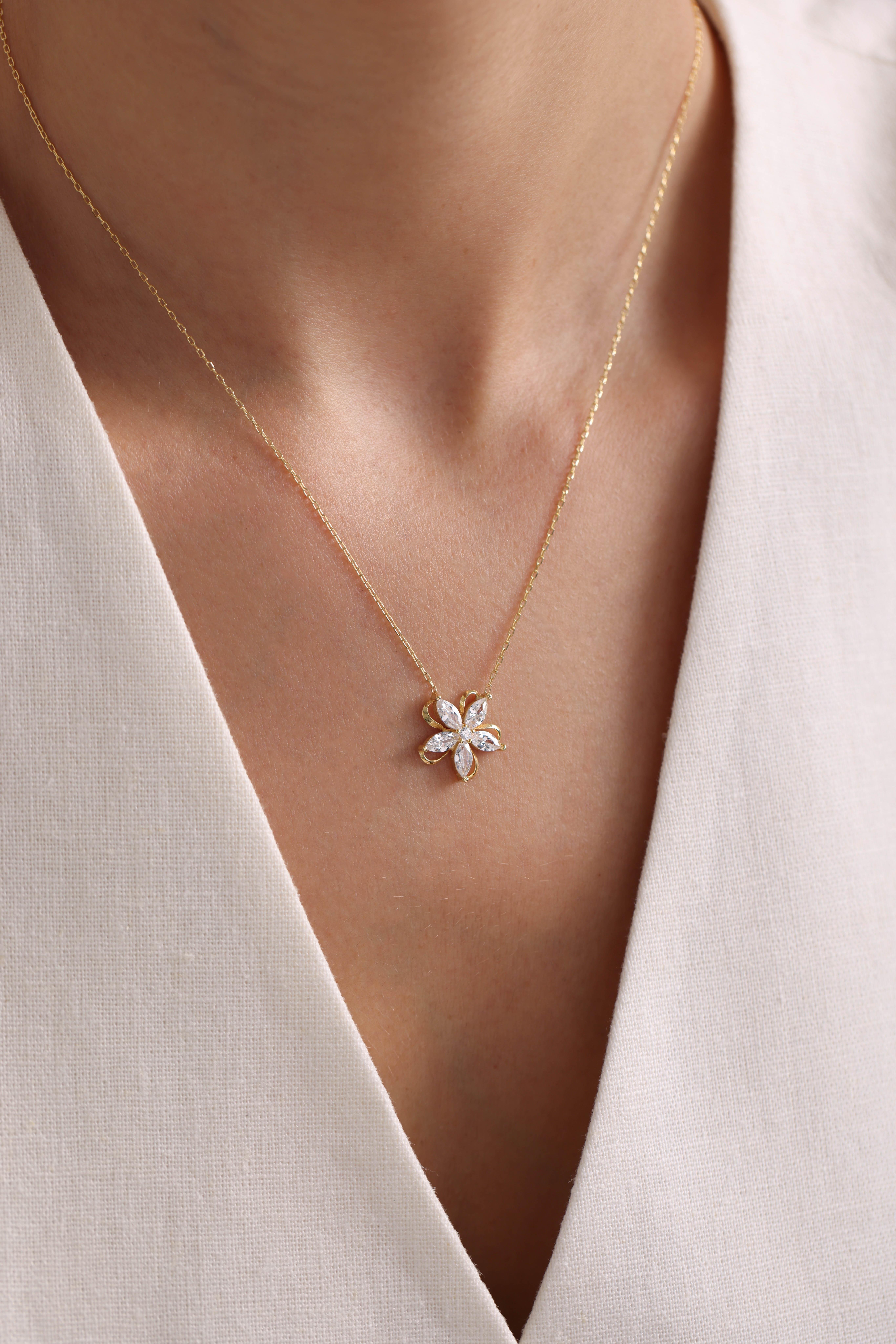 925 Ayar Gümüş Gold Kaplama Kamelya Çiçeği Model Kolye