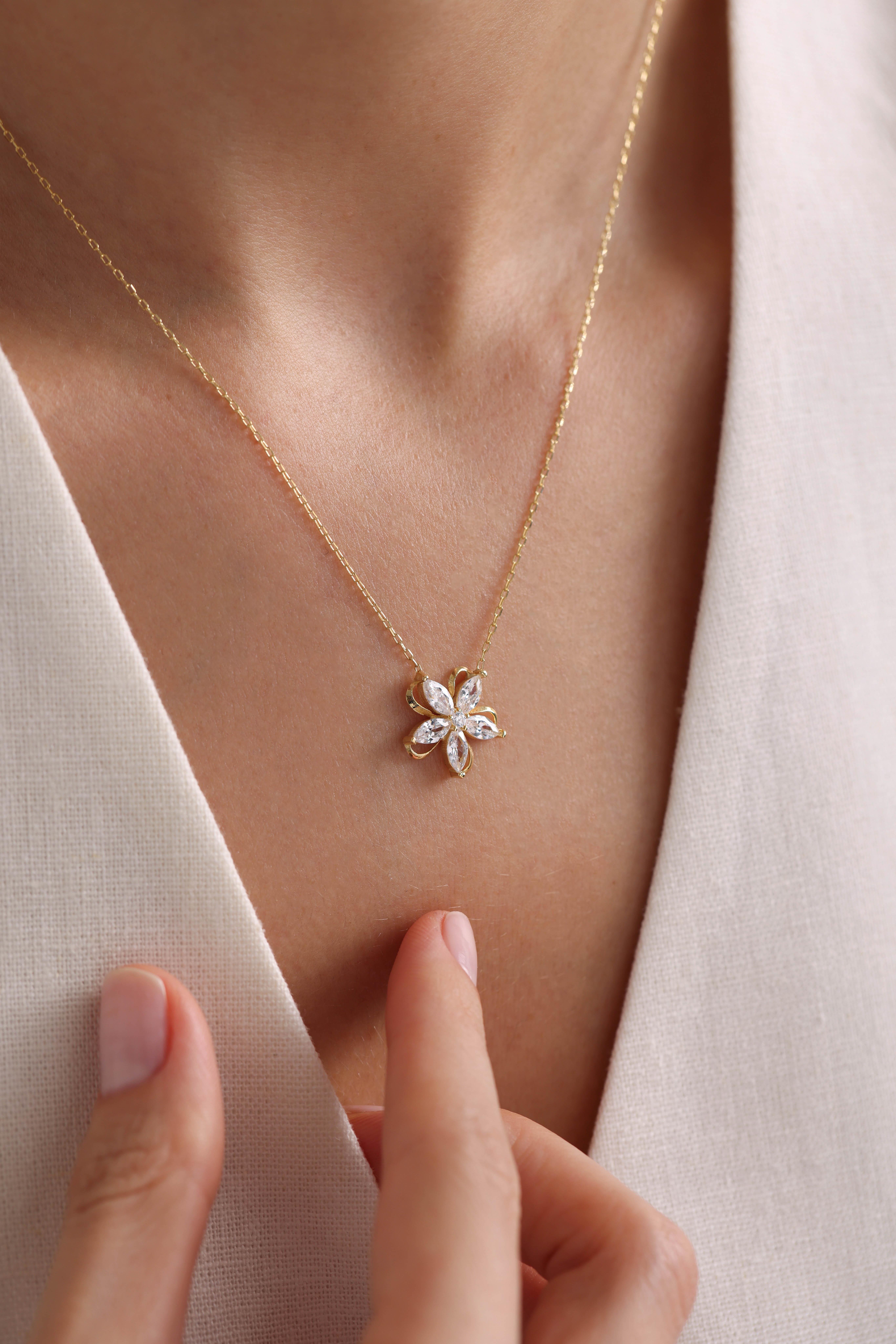 925 Ayar Gümüş Gold Kaplama Kamelya Çiçeği Model Kolye