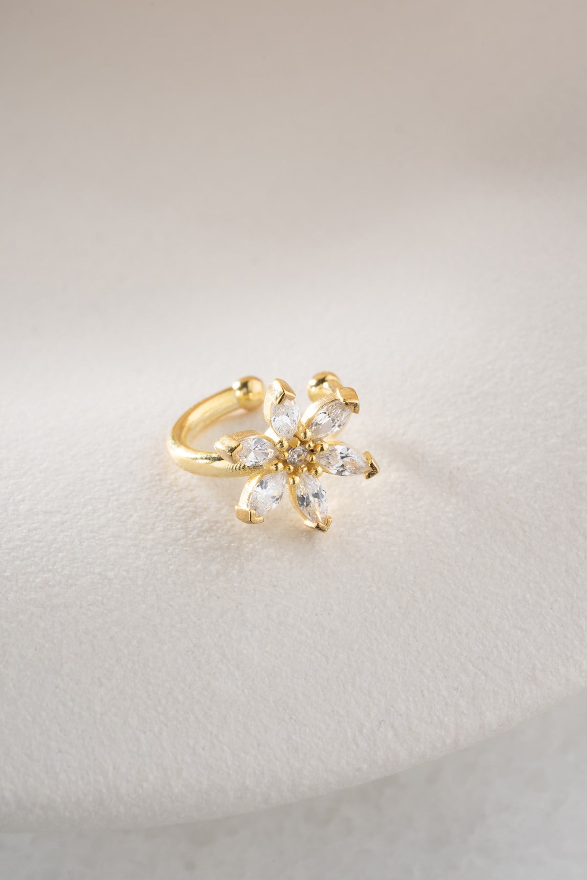 925 Ayar Gümüş Gold Kaplama Lotus Çiçeği Kıkırdak Küpe