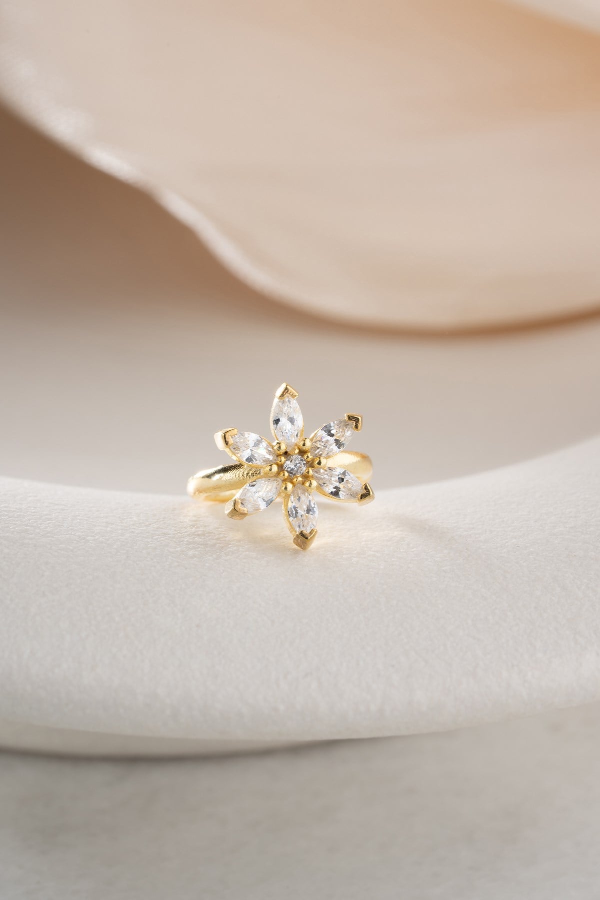 925 Ayar Gümüş Gold Kaplama Lotus Çiçeği Kıkırdak Küpe