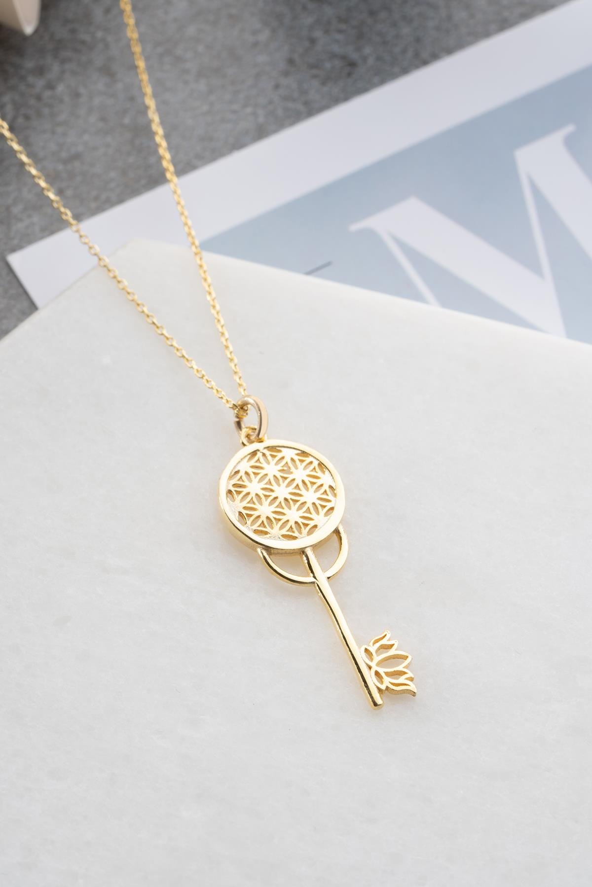925 Ayar Gümüş Gold Kaplama Lotus Çiçeği Detaylı Anahtar Kolye