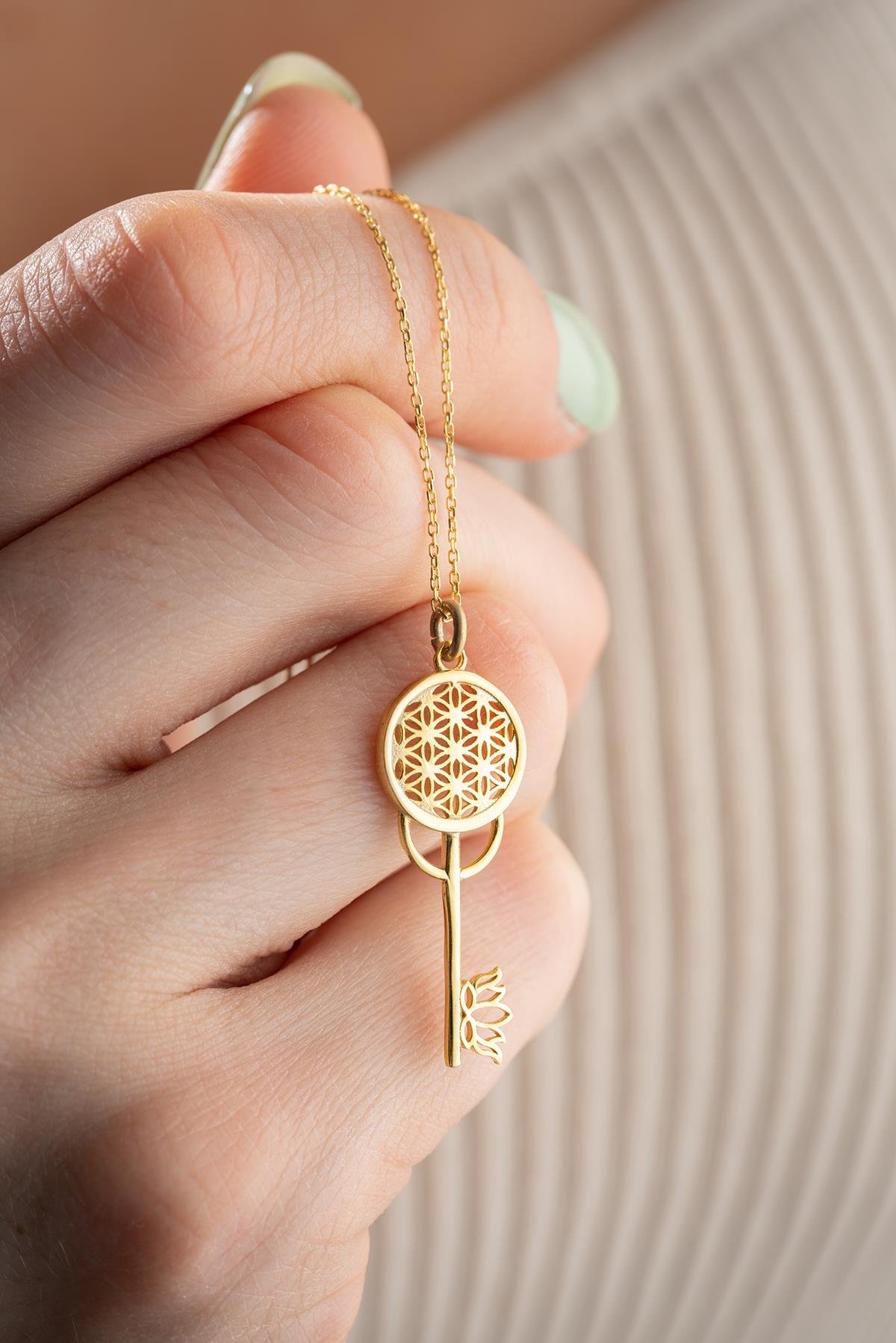 925 Ayar Gümüş Gold Kaplama Lotus Çiçeği Detaylı Anahtar Kolye