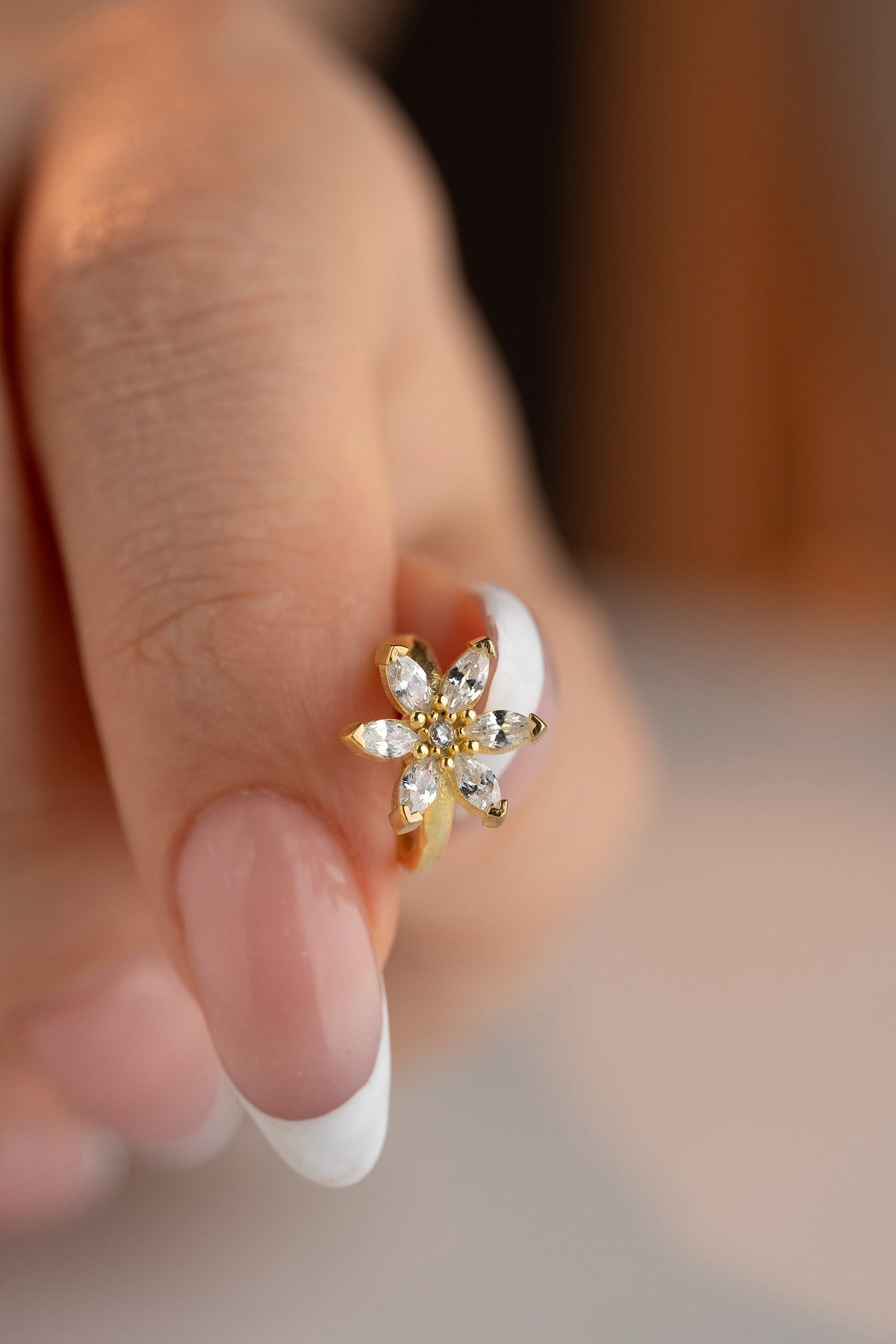 925 Ayar Gümüş Gold Kaplama Lotus Çiçeği Kıkırdak Küpe