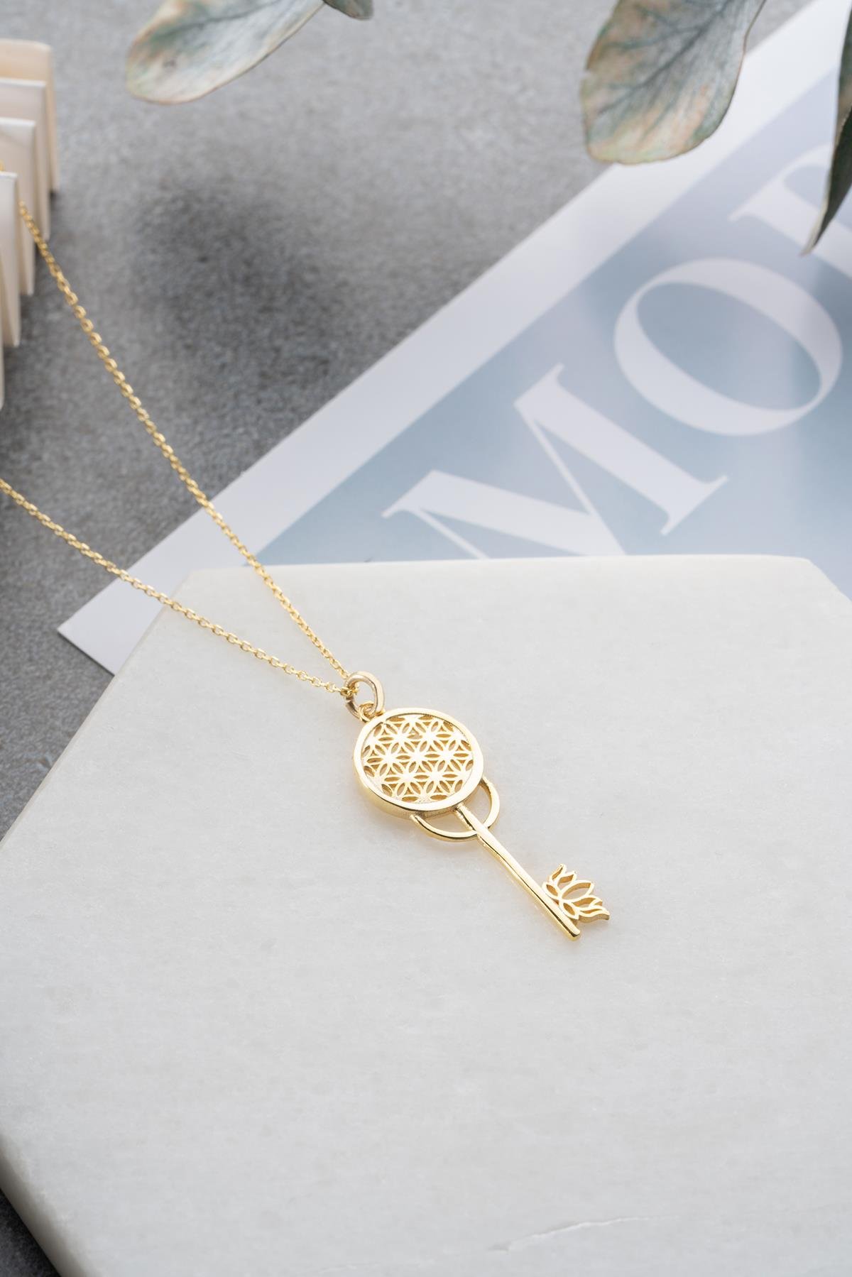 925 Ayar Gümüş Gold Kaplama Lotus Çiçeği Detaylı Anahtar Kolye