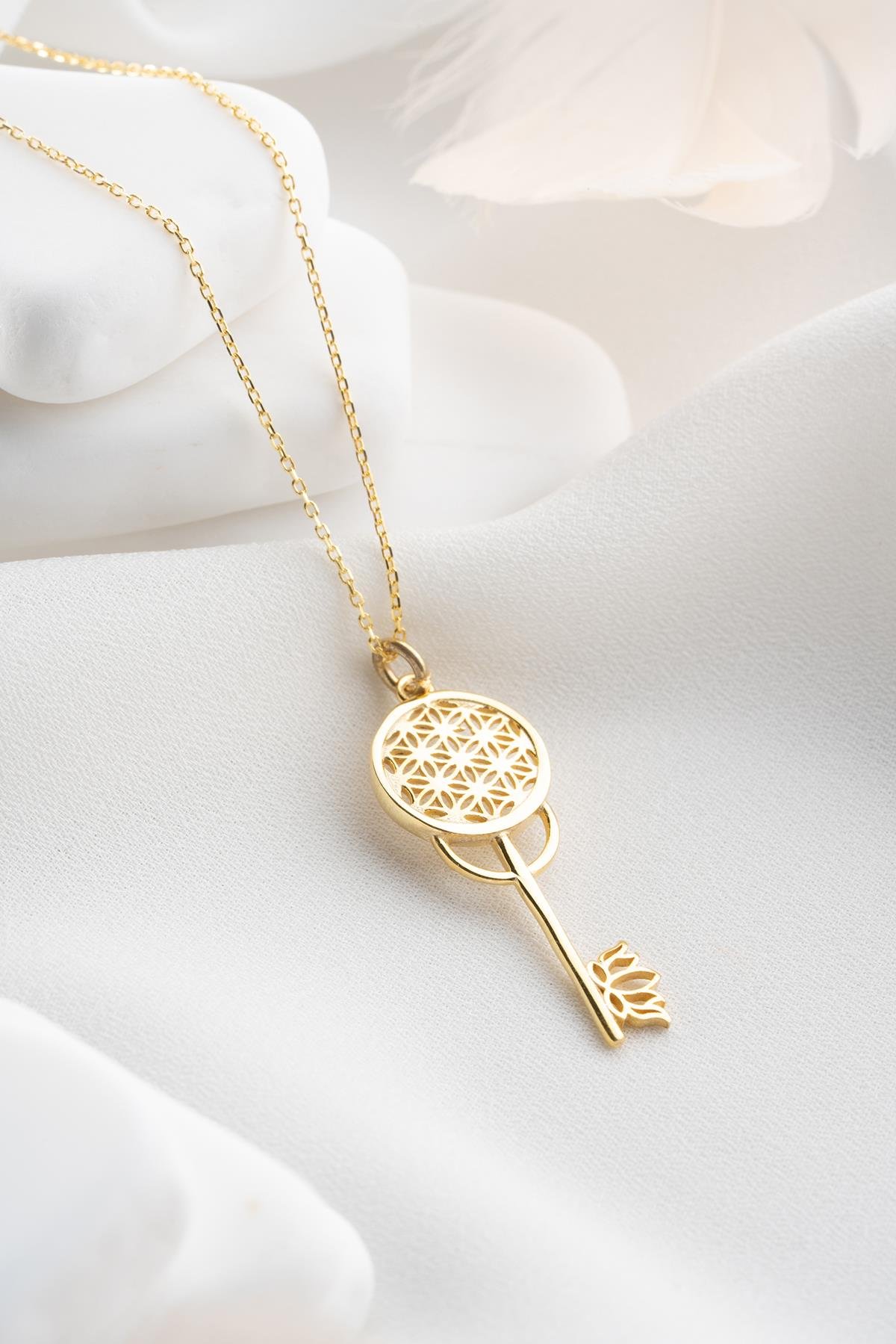 925 Ayar Gümüş Gold Kaplama Lotus Çiçeği Detaylı Anahtar Kolye