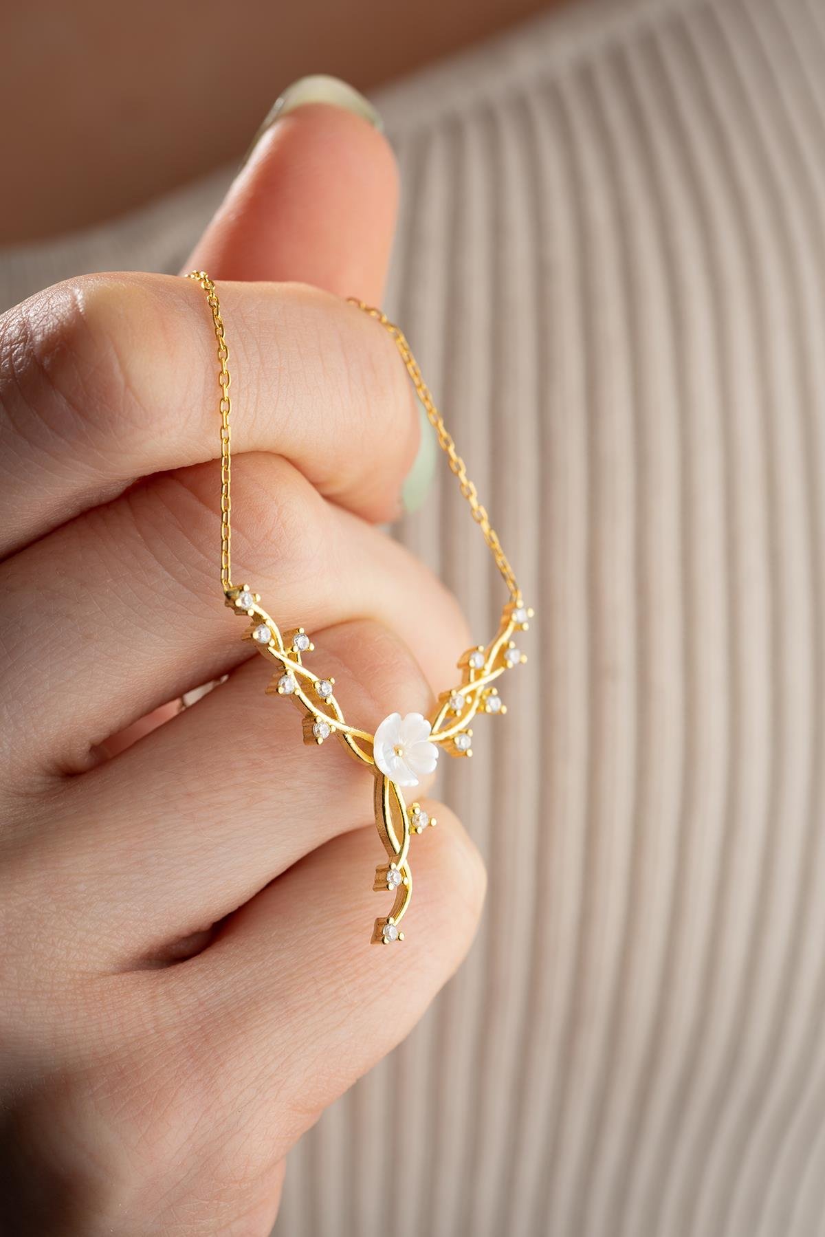 925 Ayar Gümüş Gold Kaplama Manolya Çiçeği Sarmaşık Model Kolye