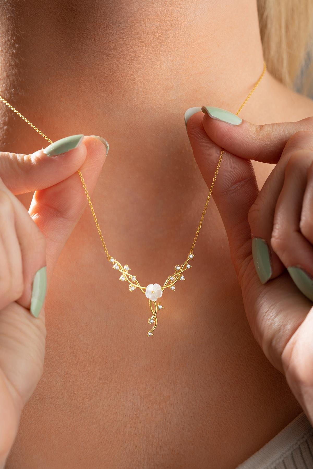 925 Ayar Gümüş Gold Kaplama Manolya Çiçeği Sarmaşık Model Kolye