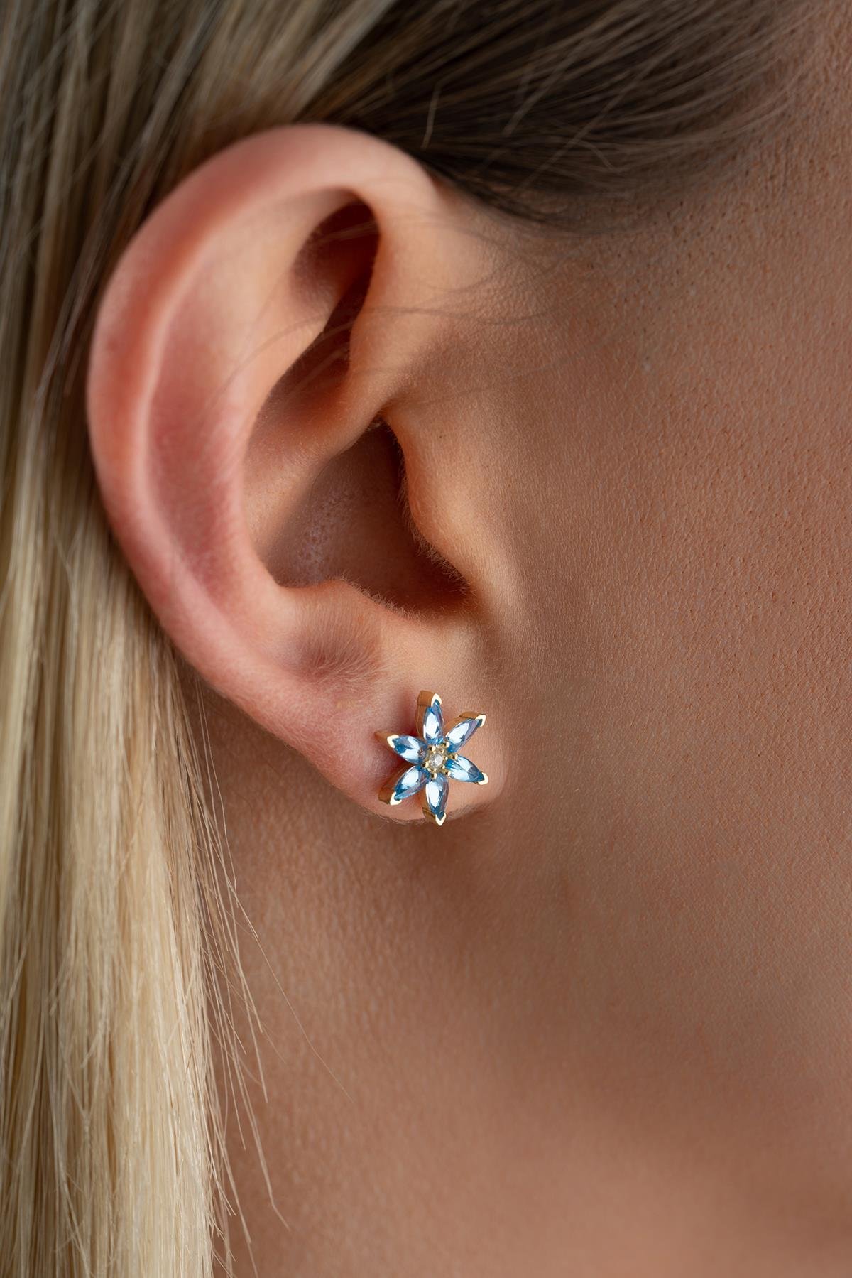 925 Ayar Gümüş Gold Kaplama Mavi Zirkon Taşlı Lotus Çiçeği Küpe