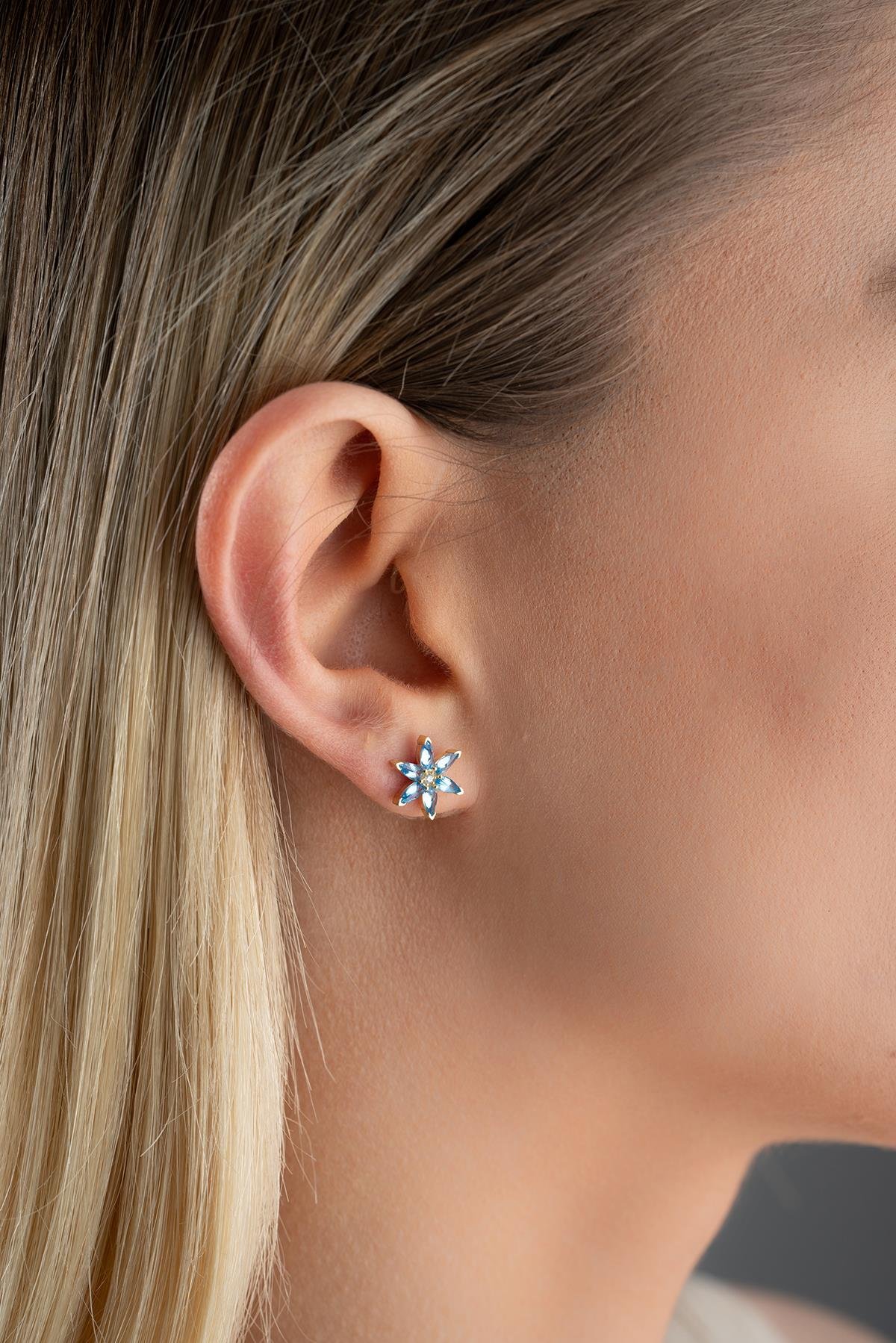 925 Ayar Gümüş Gold Kaplama Mavi Zirkon Taşlı Lotus Çiçeği Küpe