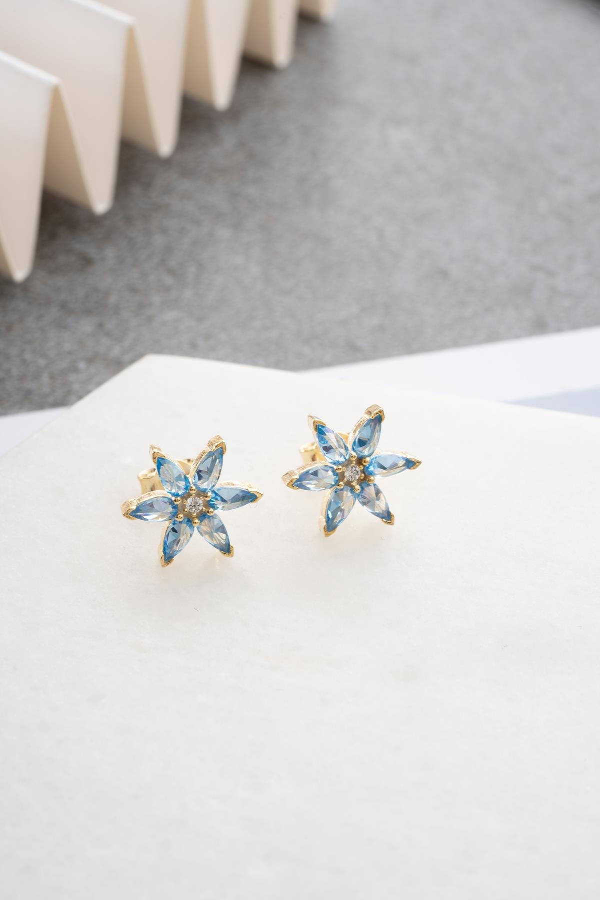 925 Ayar Gümüş Gold Kaplama Mavi Zirkon Taşlı Lotus Çiçeği Küpe