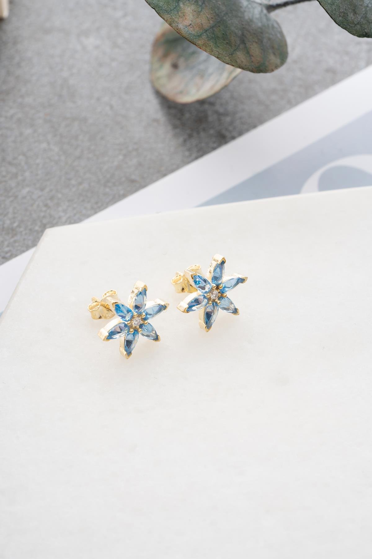 925 Ayar Gümüş Gold Kaplama Mavi Zirkon Taşlı Lotus Çiçeği Küpe