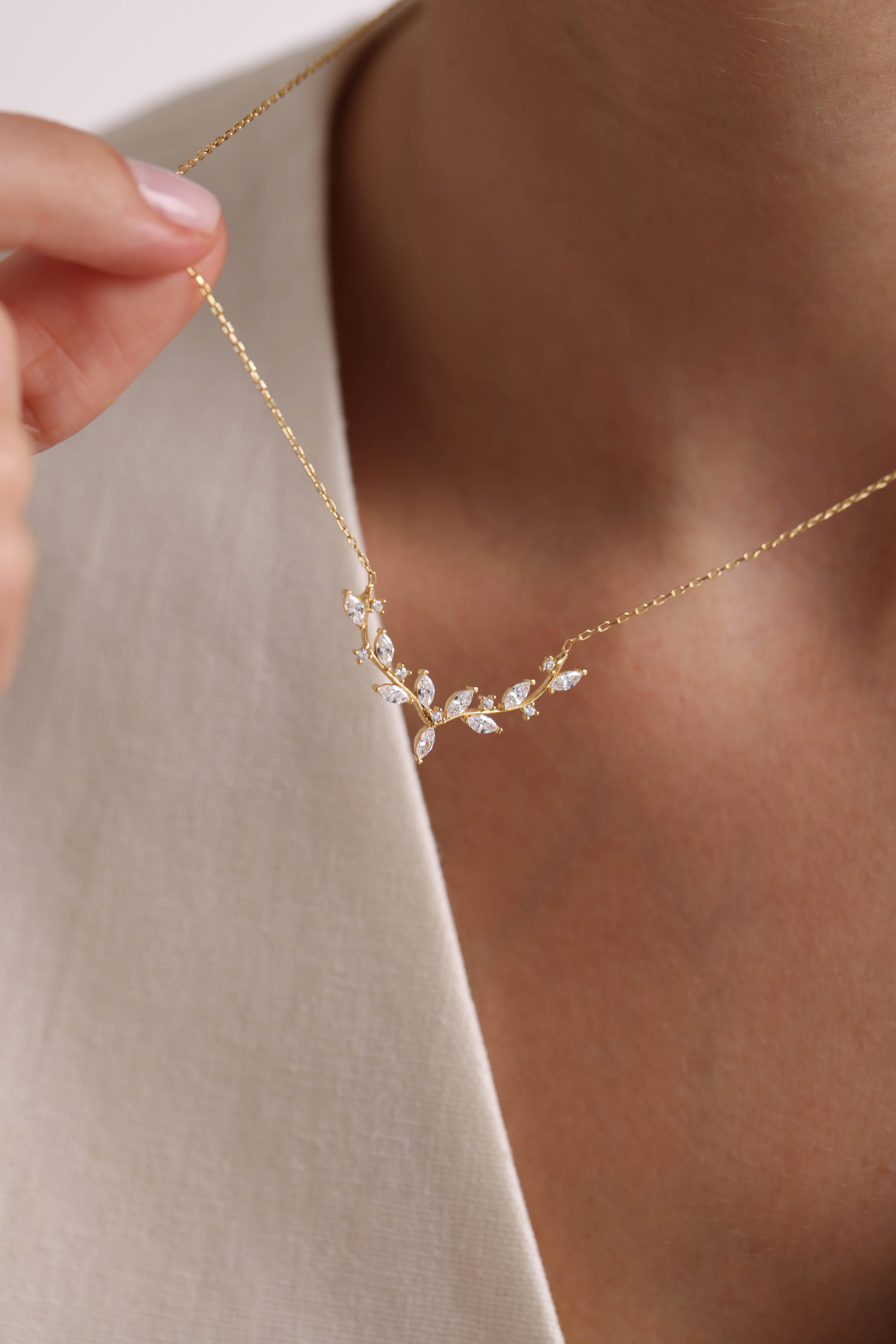 925 Ayar Gümüş Gold Kaplama Mekik Taşlı Zarif Sarmaşık Kolye