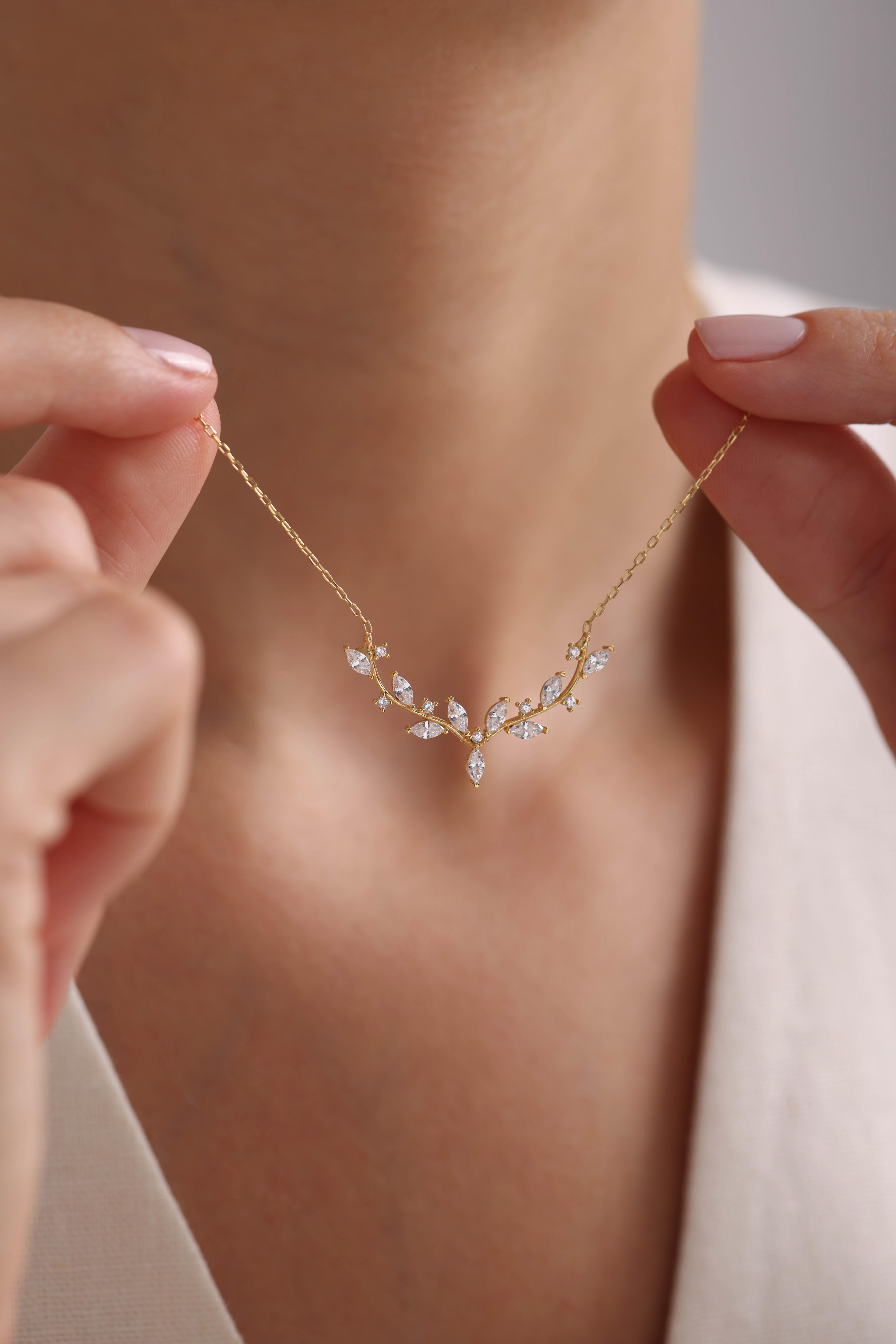 925 Ayar Gümüş Gold Kaplama Mekik Taşlı Zarif Sarmaşık Kolye