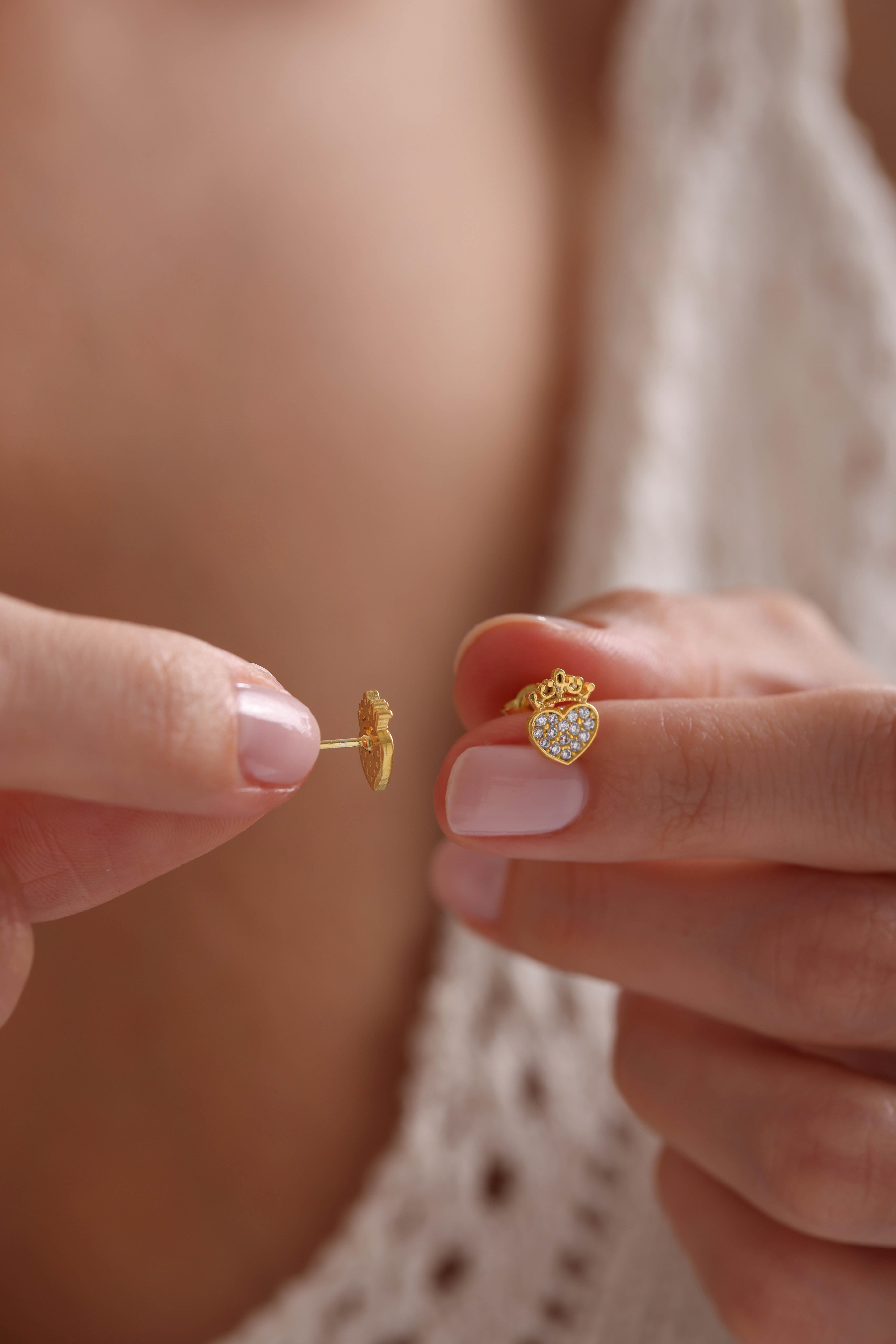 925 Ayar Gümüş Gold Kaplama Minik Kral Tacı Kalp Küpe