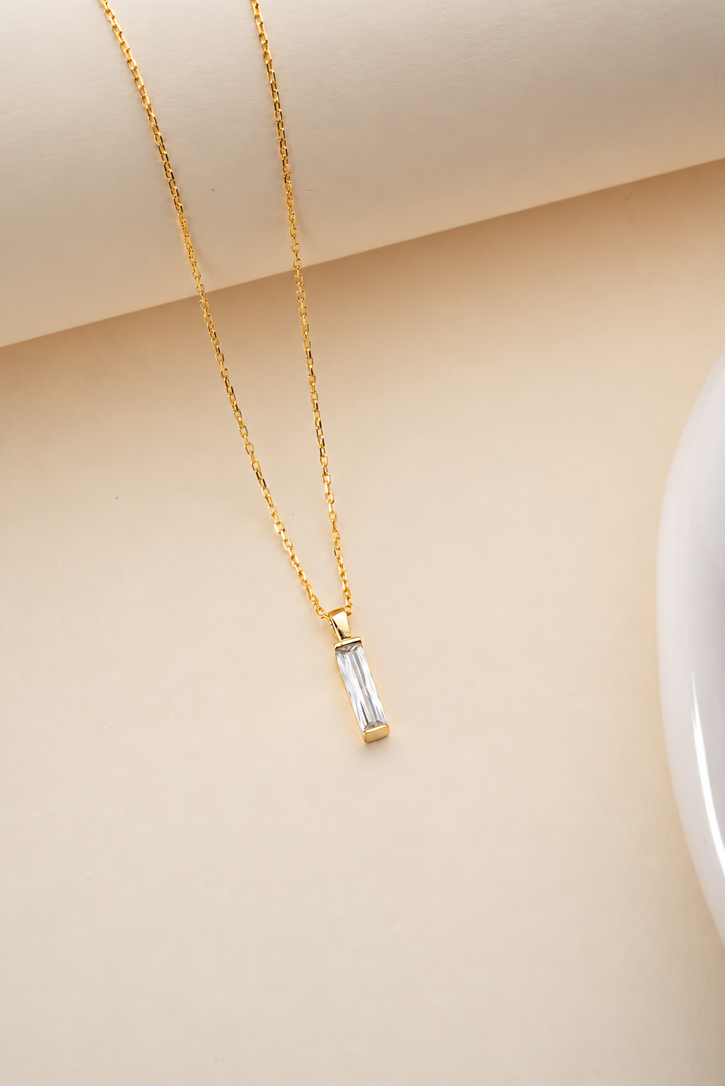 925 Ayar Gümüş Gold Kaplama Minimal Beyaz Baget Taşlı Kolye