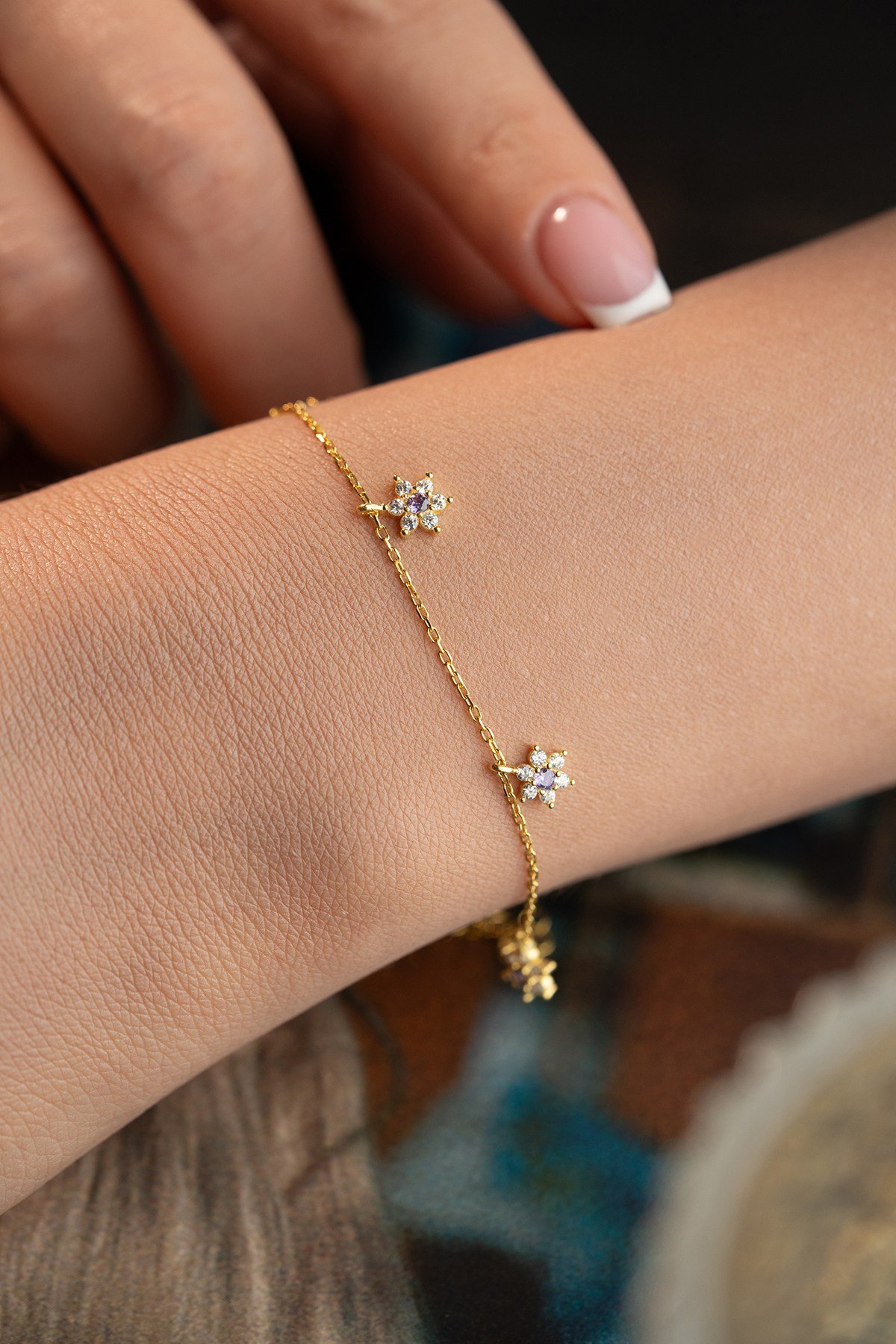 925 Ayar Gümüş Gold Kaplama Mor Taşlı Minimal Çiçek Şans Bileklik