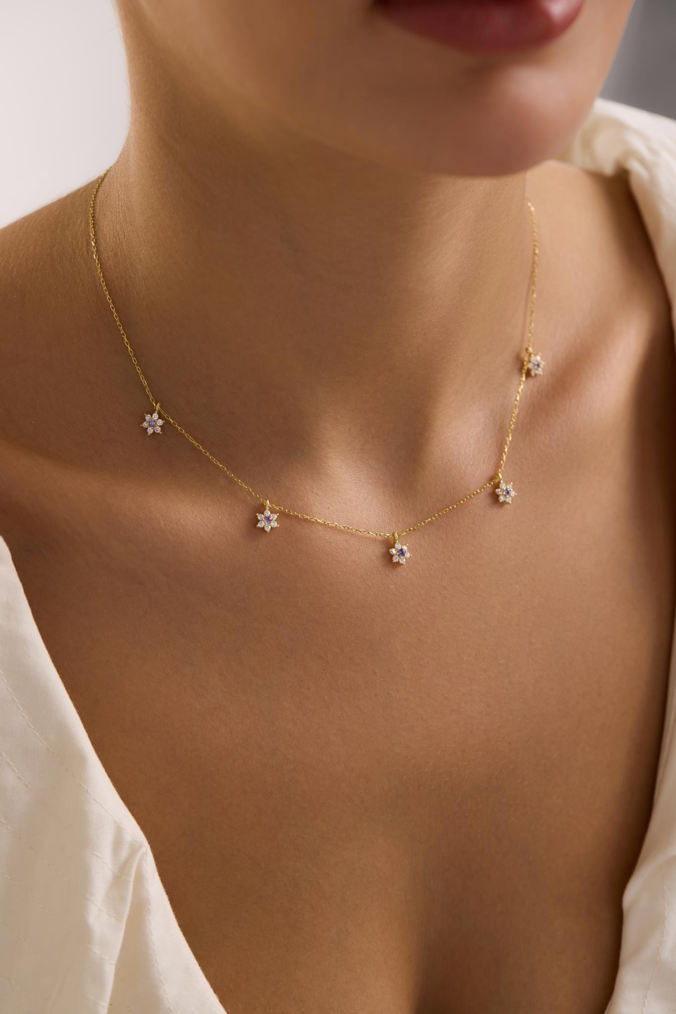 925 Ayar Gümüş Gold Kaplama Mor Taşlı Minimal Çiçek Şans Kolye