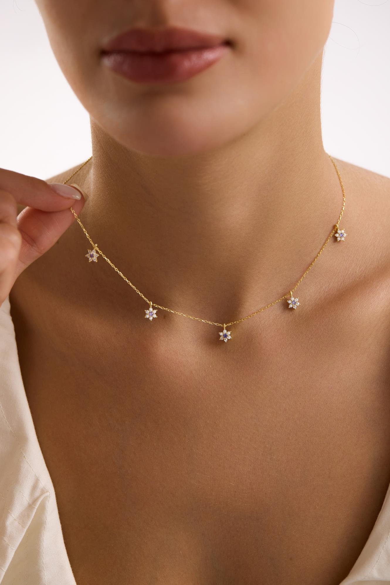 925 Ayar Gümüş Gold Kaplama Mor Taşlı Minimal Çiçek Şans Kolye