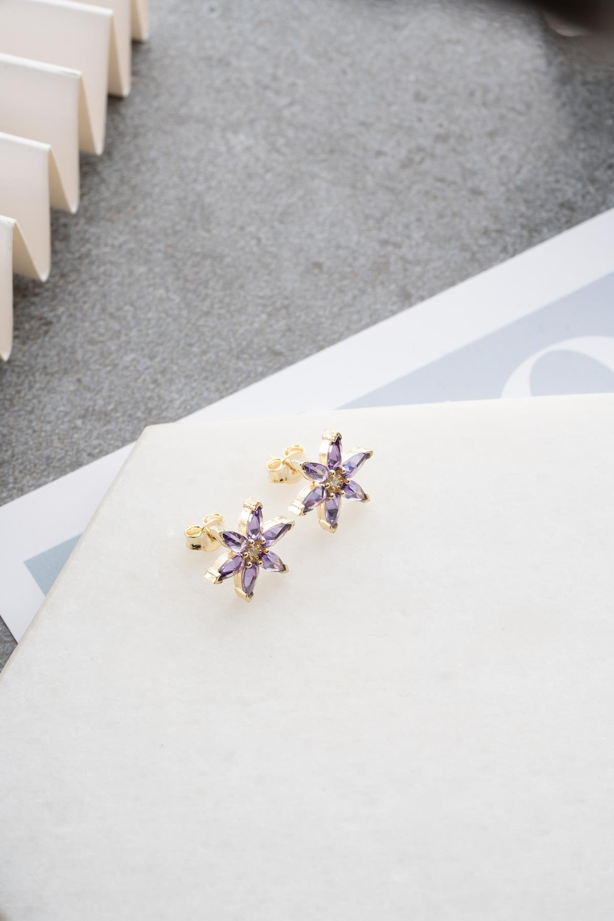 925 Ayar Gümüş Gold Kaplama Mor Zirkon Taşlı Lotus Çiçeği Küpe