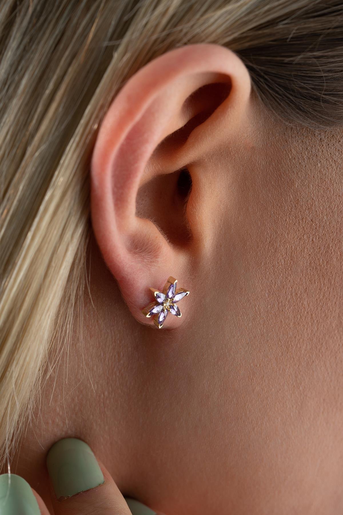 925 Ayar Gümüş Gold Kaplama Mor Zirkon Taşlı Lotus Çiçeği Küpe